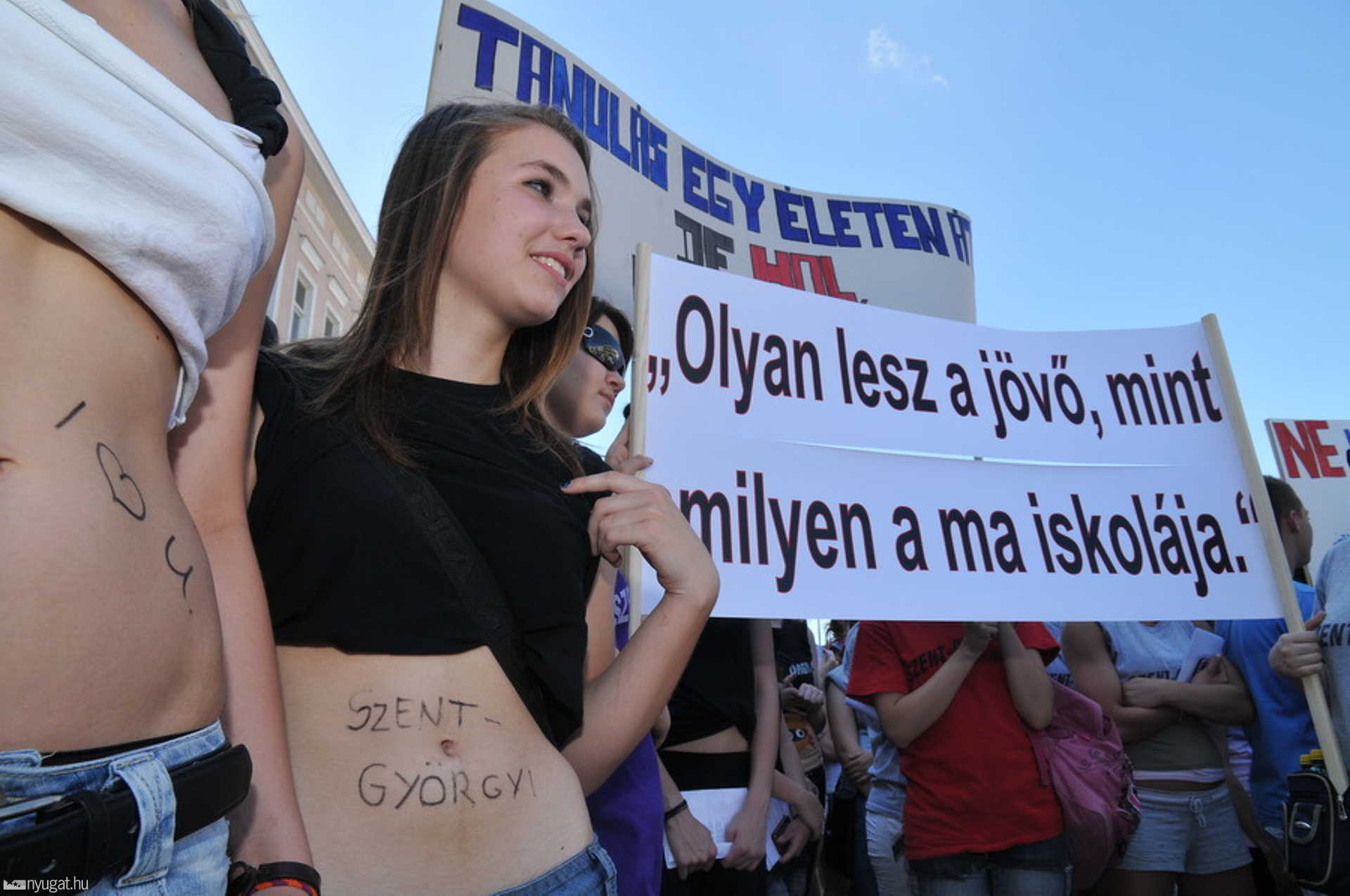 Iskolájukért demonstráltak a Szent-Györgyi Gimnázium  diákjai és tanárai Szombathelyen