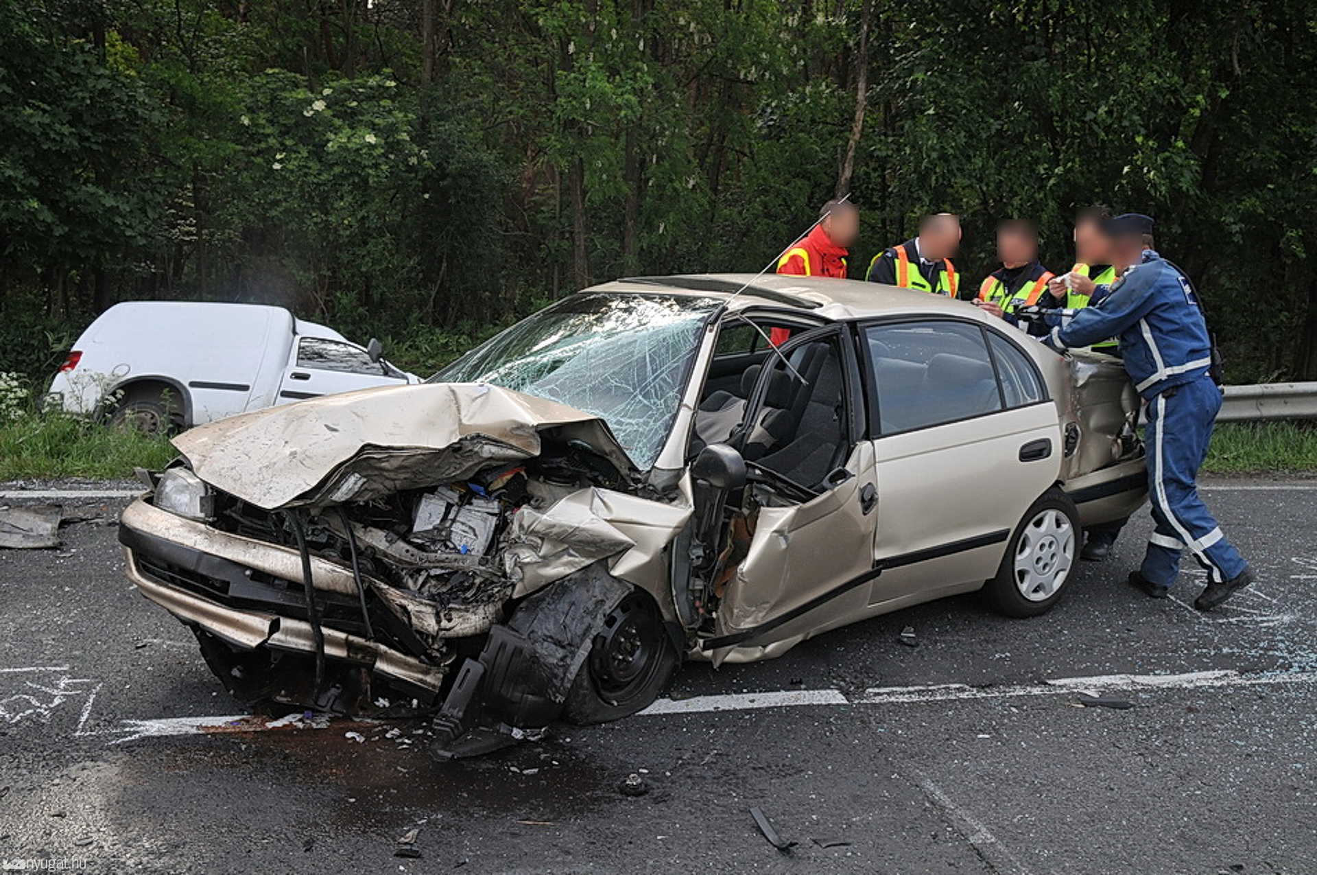 Előzésből hármas ütközés a 86-os főúton, Kisrádóc közelében