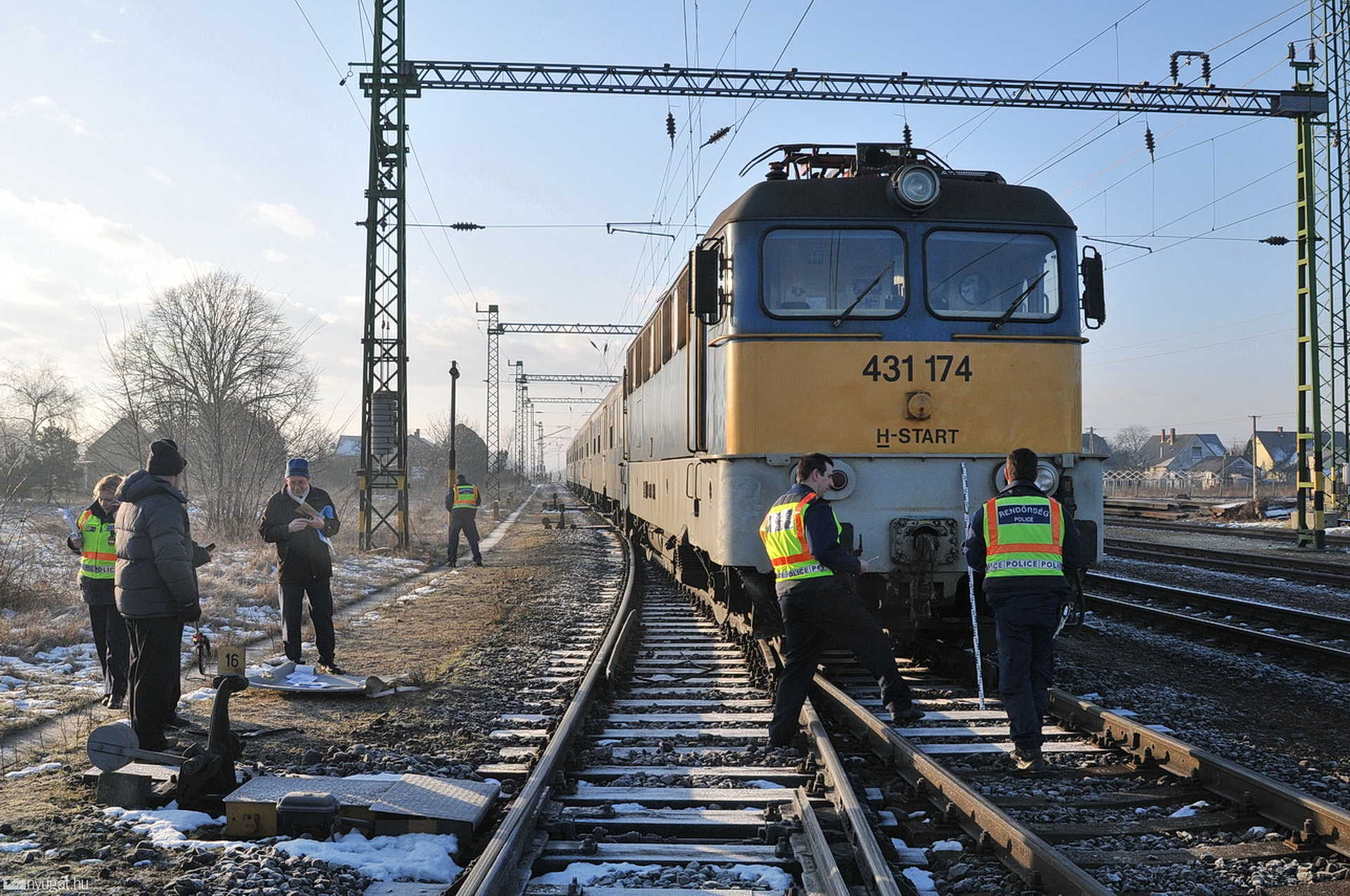 Vasúti baleset Bobánál - könnyű sérüléssel megúszta a sofőr