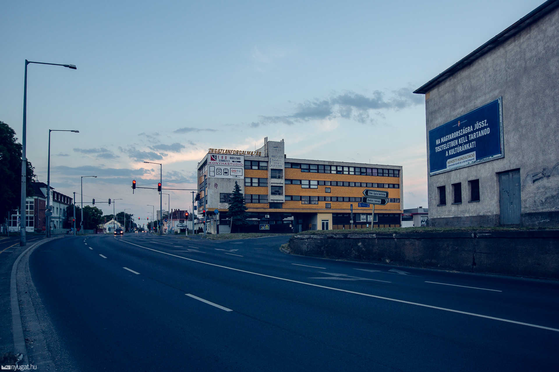 Szombathelyen is kikerültek az első idegenellenes plakátok