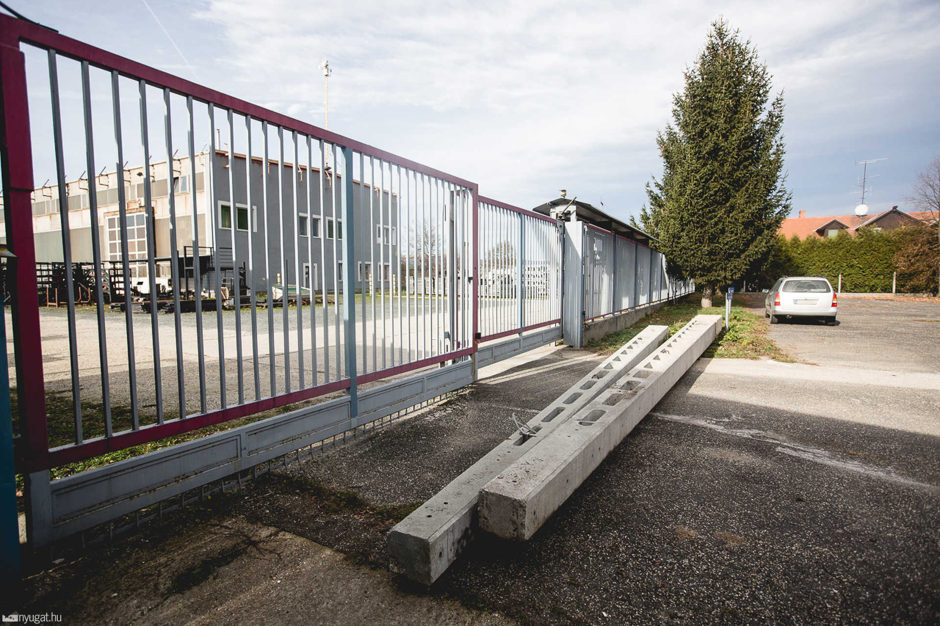 Akadályokat raktak a gyár bejáratához