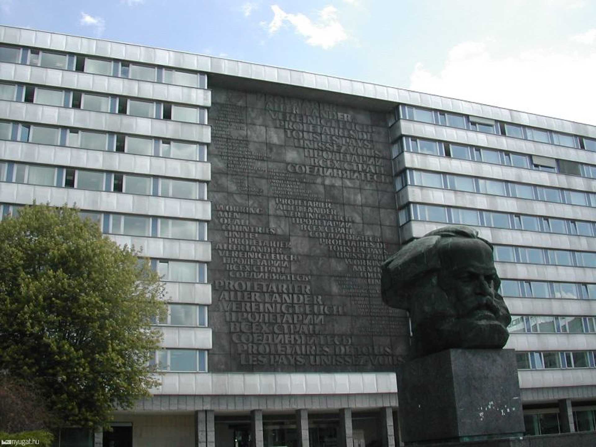 Marx Károly szobra Karl-Marx-Stadt jelképe volt