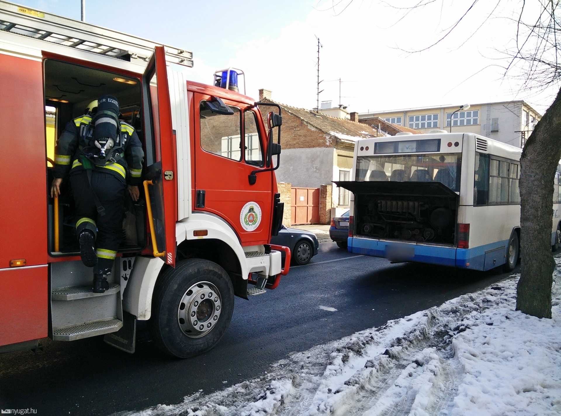 Füstölt egy busz motortere Szombathelyen