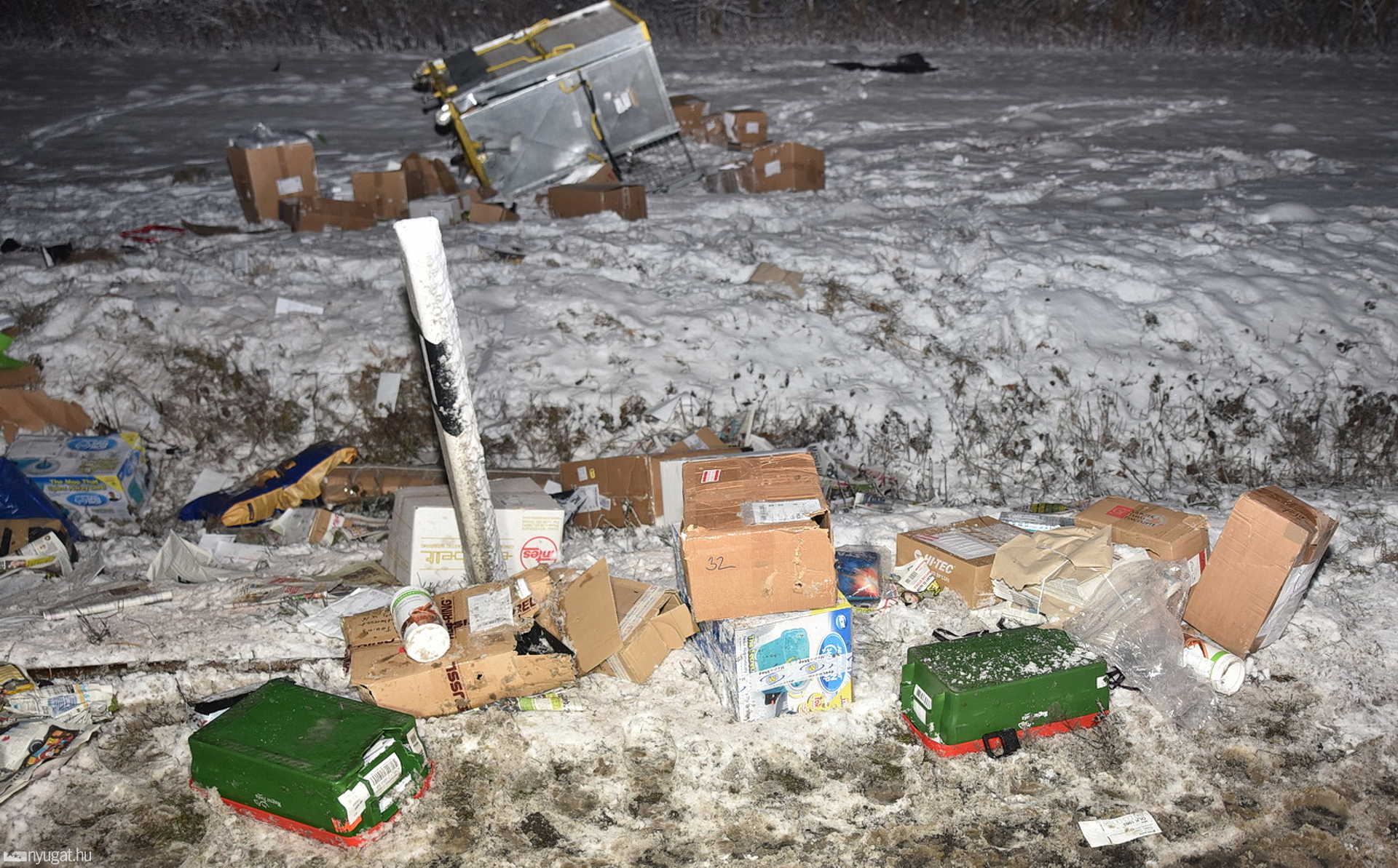 Életveszélyesen megsérült a postásautó vezetője a káldi balesetben
