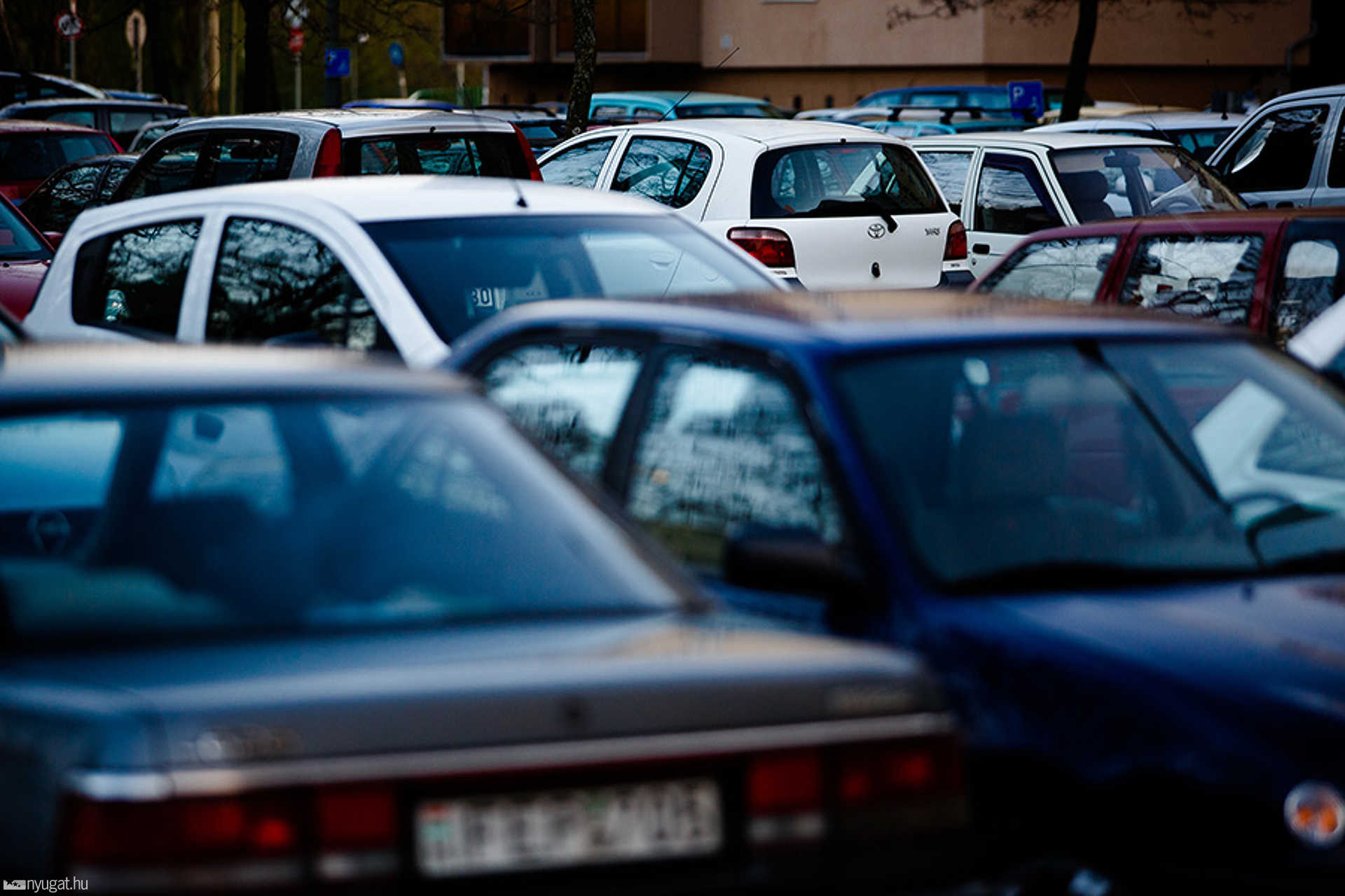 Tömött parkolók Derkovitson: Bem József utca