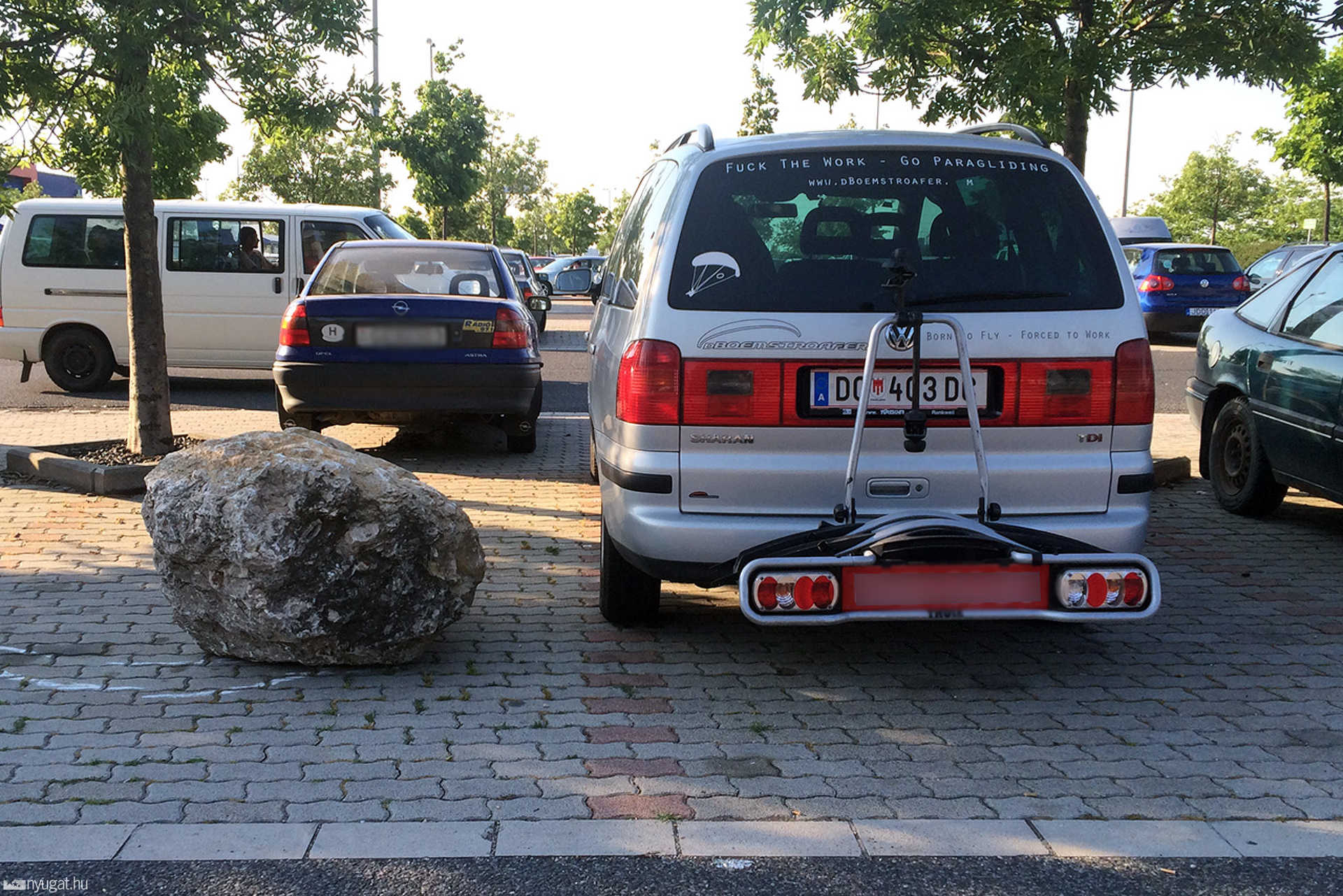 Sziklák a Tesco parkolóban