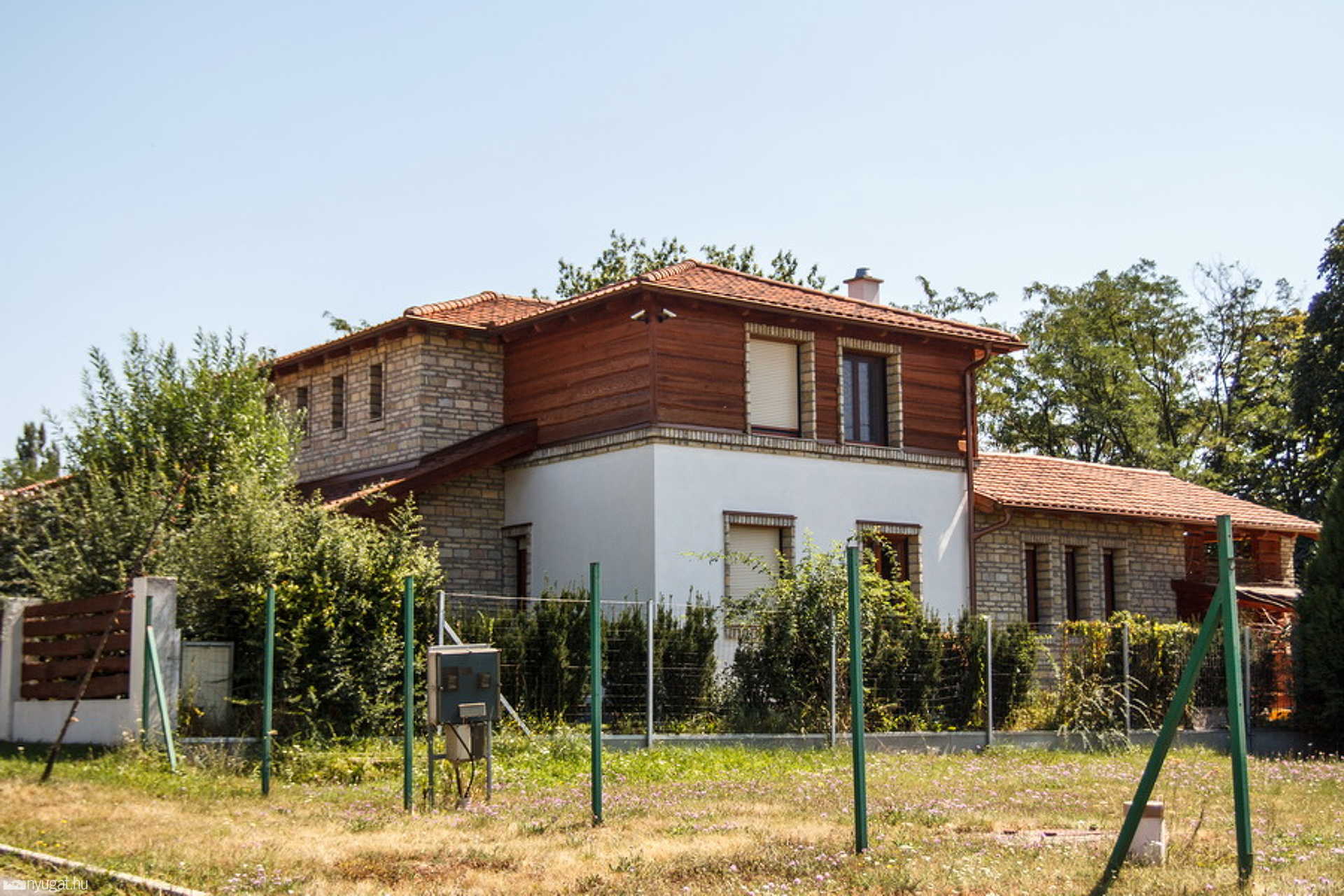 Toszkán varázs a lakópark szélén