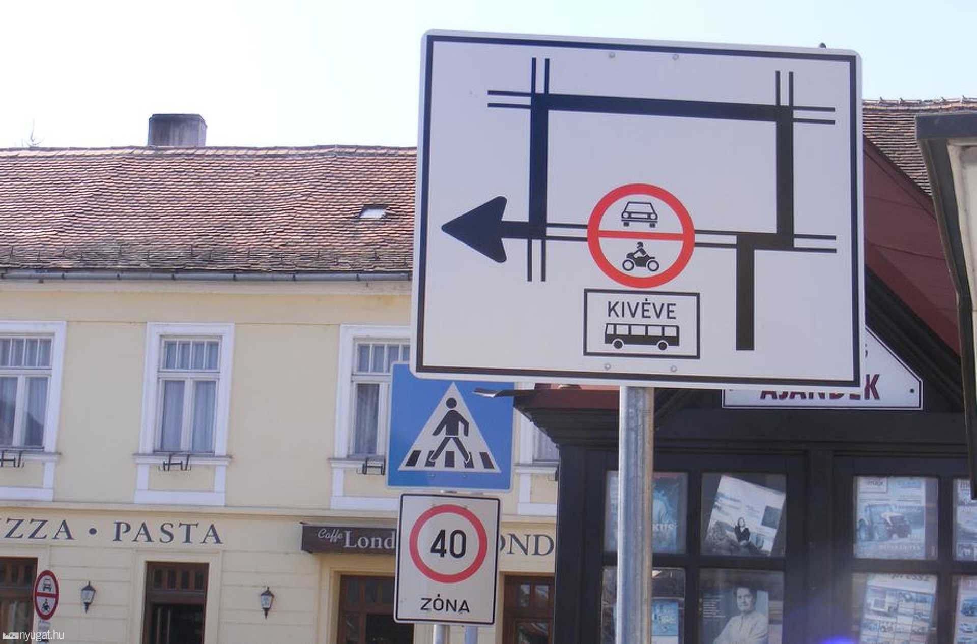 Tábla a Liszt Ferenc utcában, a buszmegállóban