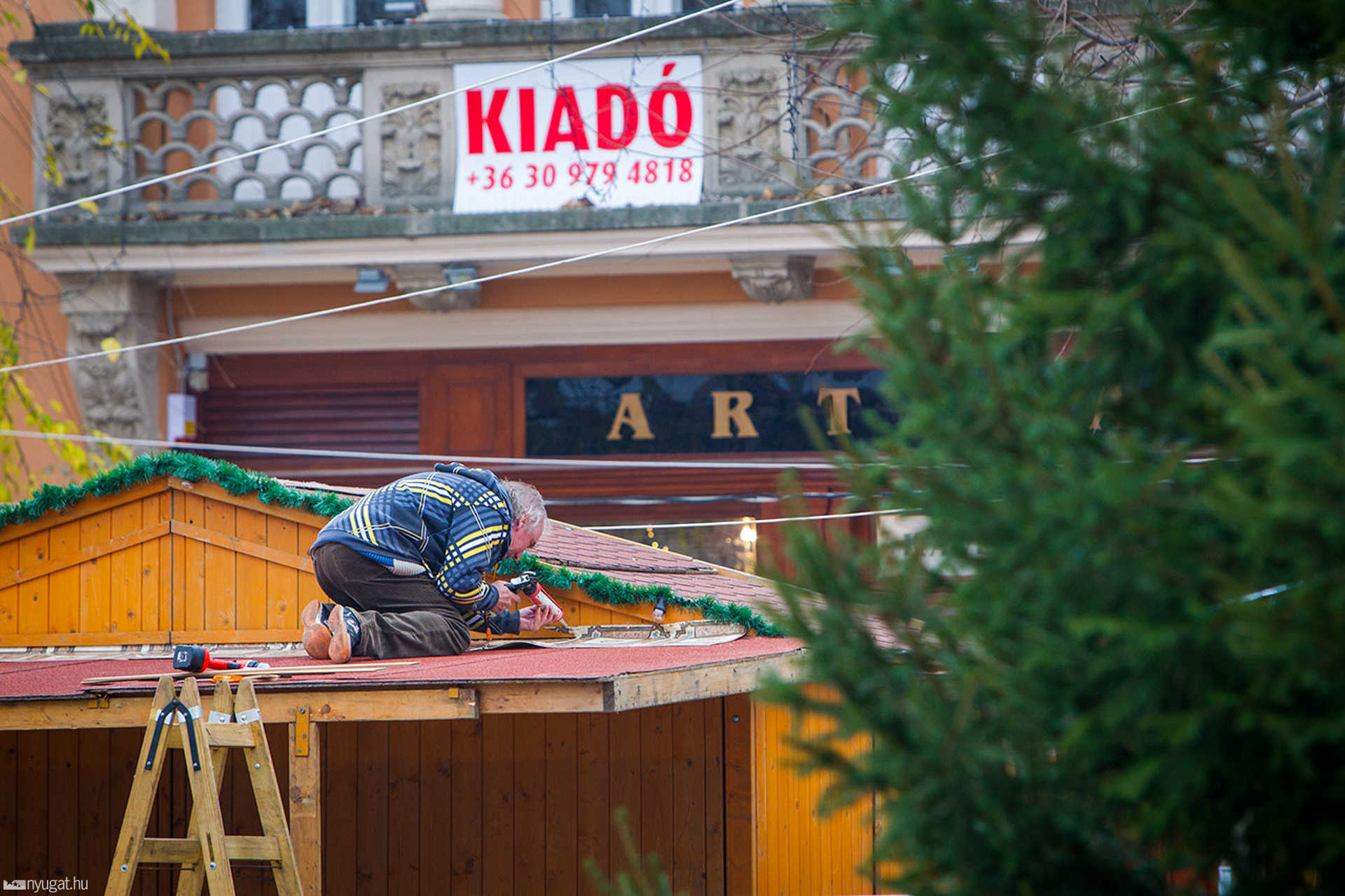 Karácsonyra készülődnek a Fő téren