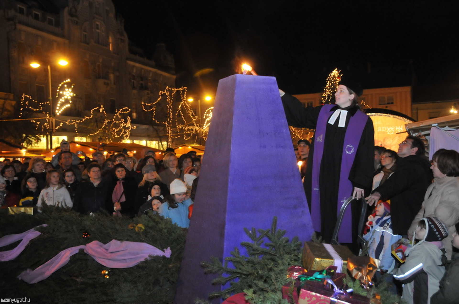A második adventi gyertya meggyújtása a hatalmas koszorún