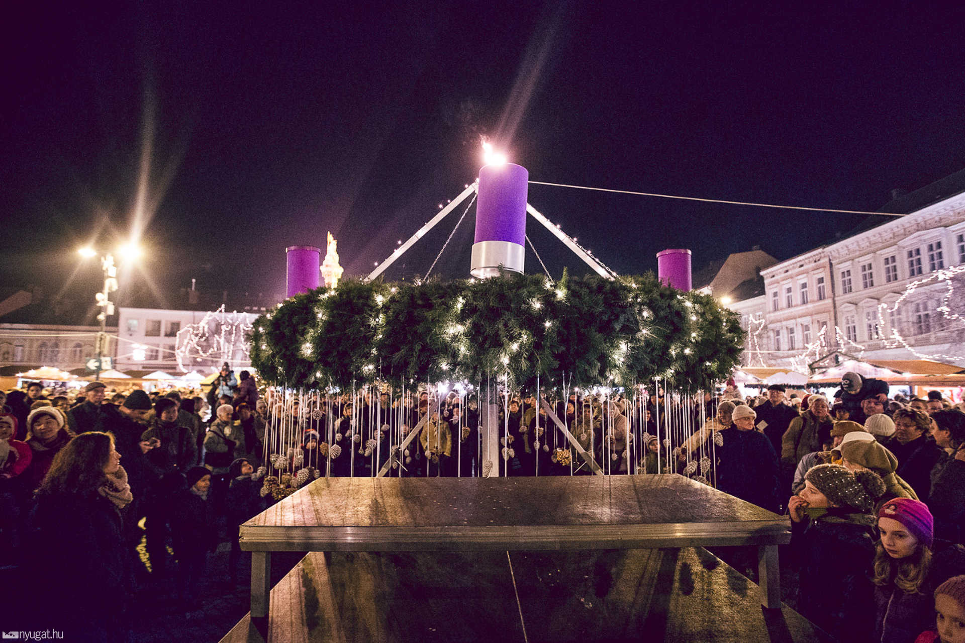 Advent első gyertyagyújtása a Fő téren