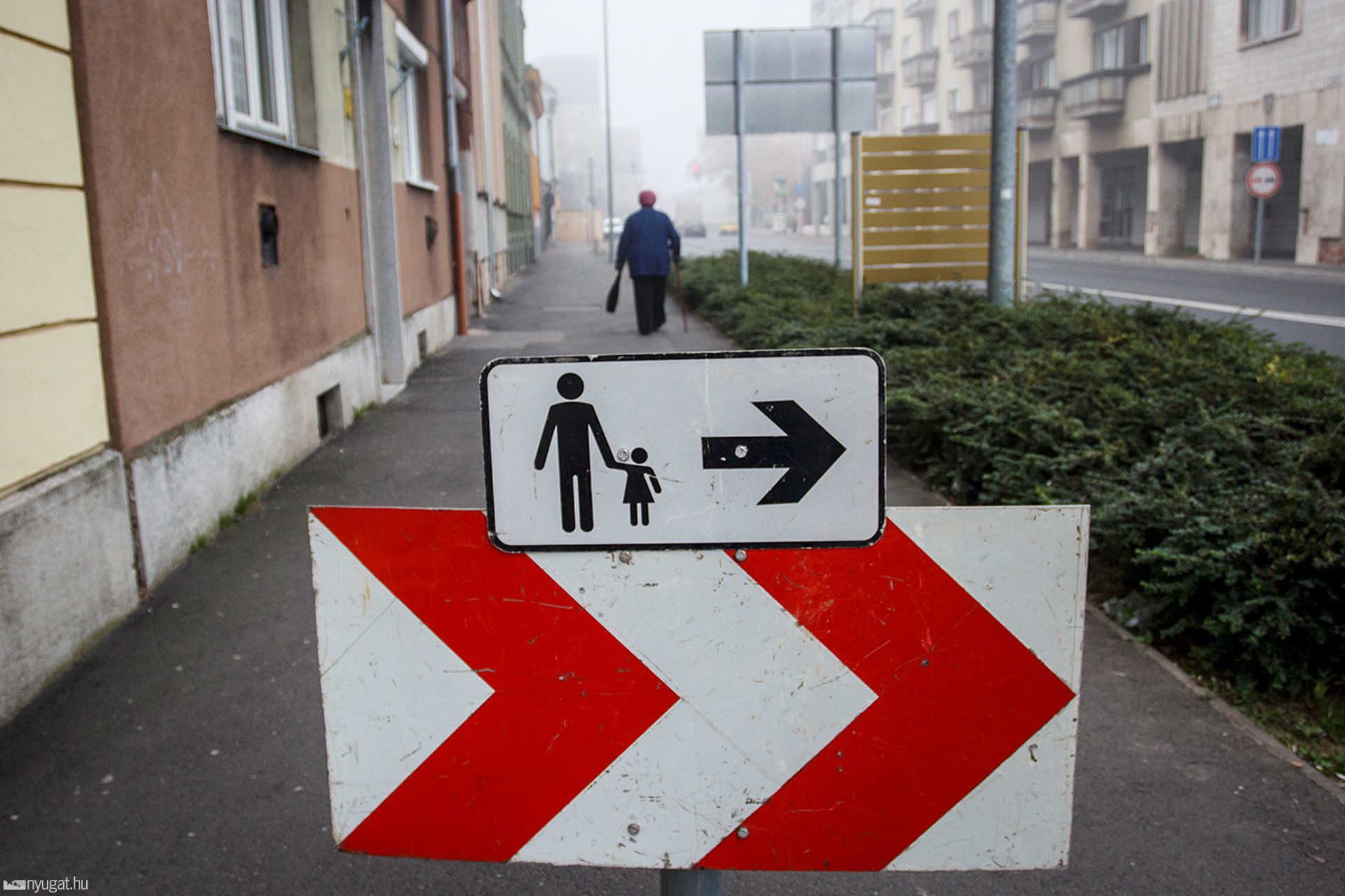 Lezárt járdaszakasz a Petőfi Sándor utcában