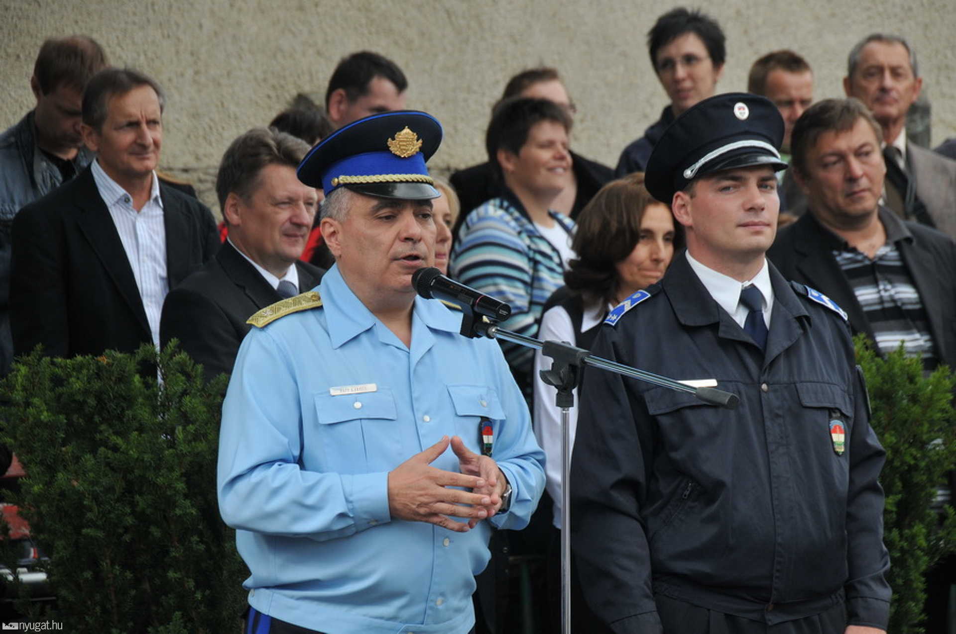 Papp károly tábornok mutatta be Molnár István törzsőrmestert, az iskola rendőrét a tanulóknak