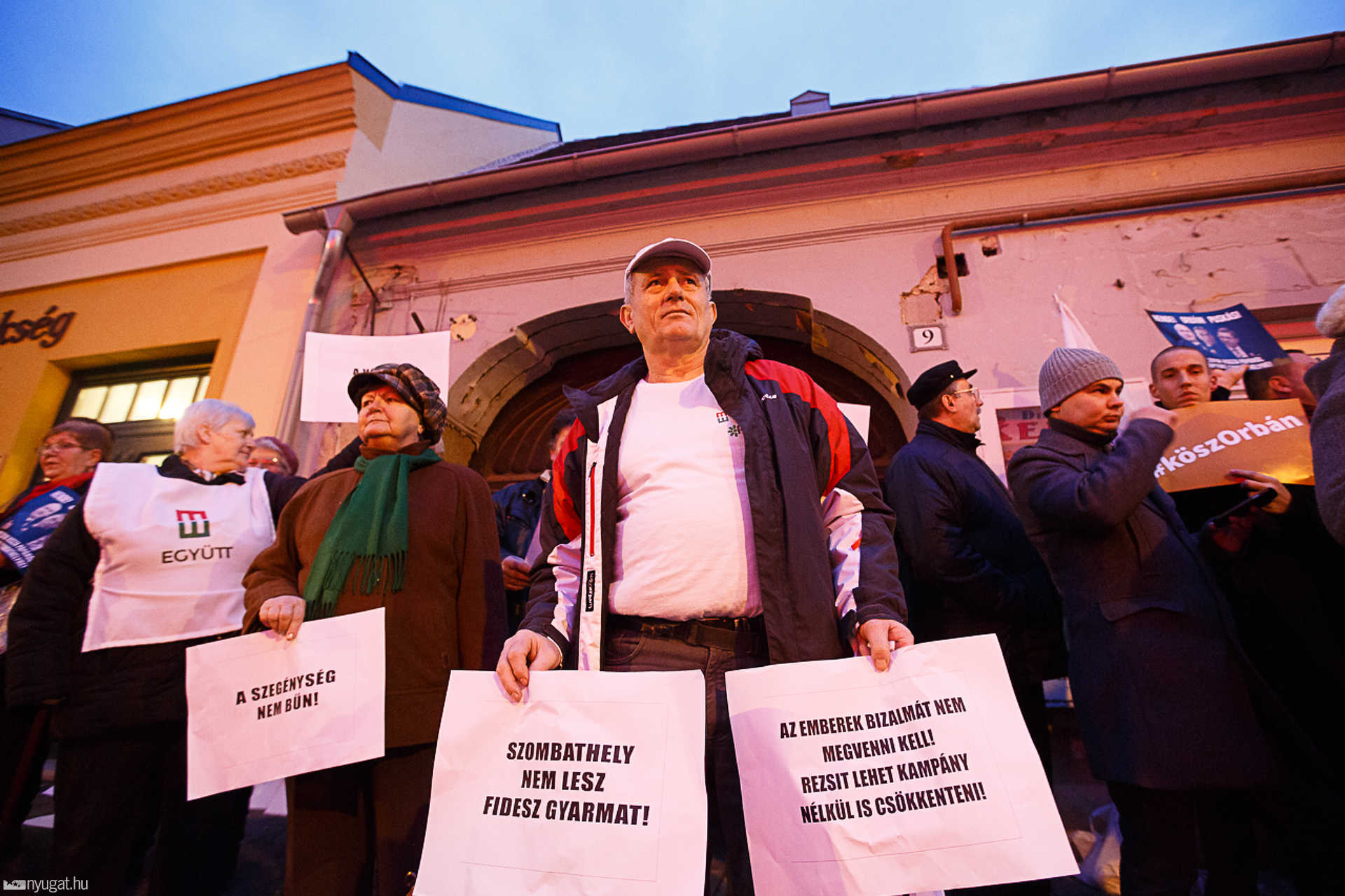 Fidesz ellenes tüntetés a mozi előtt