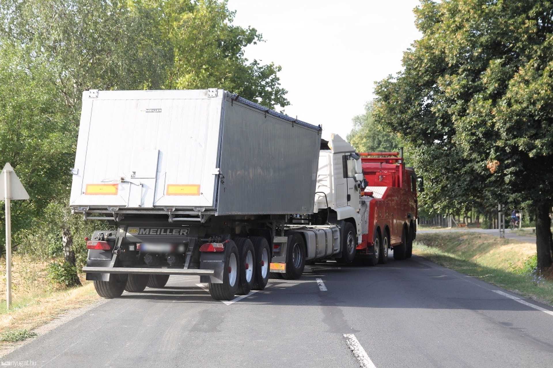 Több tonna búza szóródott szét a balesetben