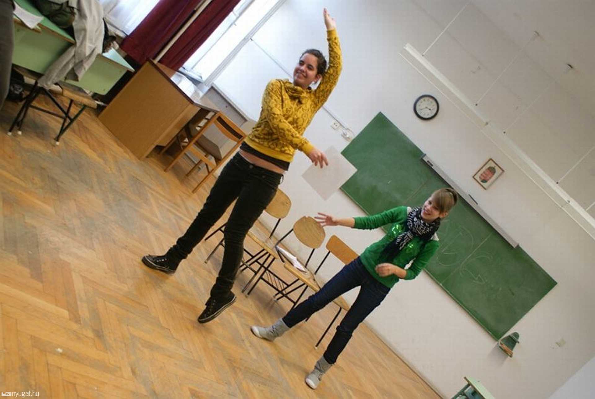 A Kanizsai Dorottya Gimnázium egy termében próbál a társulat