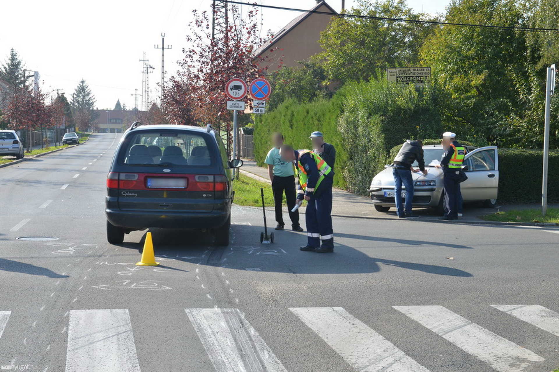 Stop táblánál hajtott át a Fiat vezetője egy Ford elé