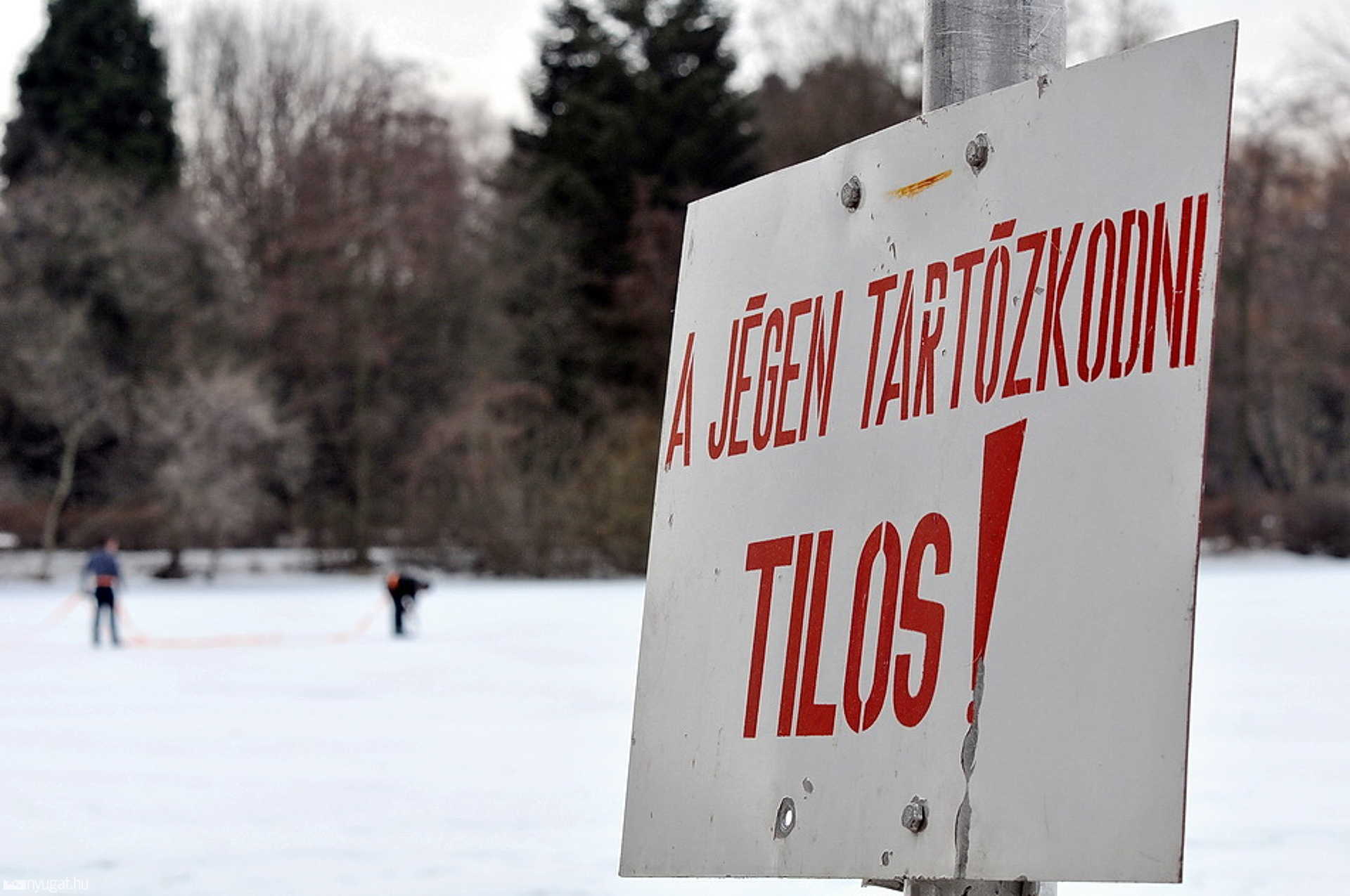 Jégvastagságot mértek a szombathelyi Csónakázótavon
