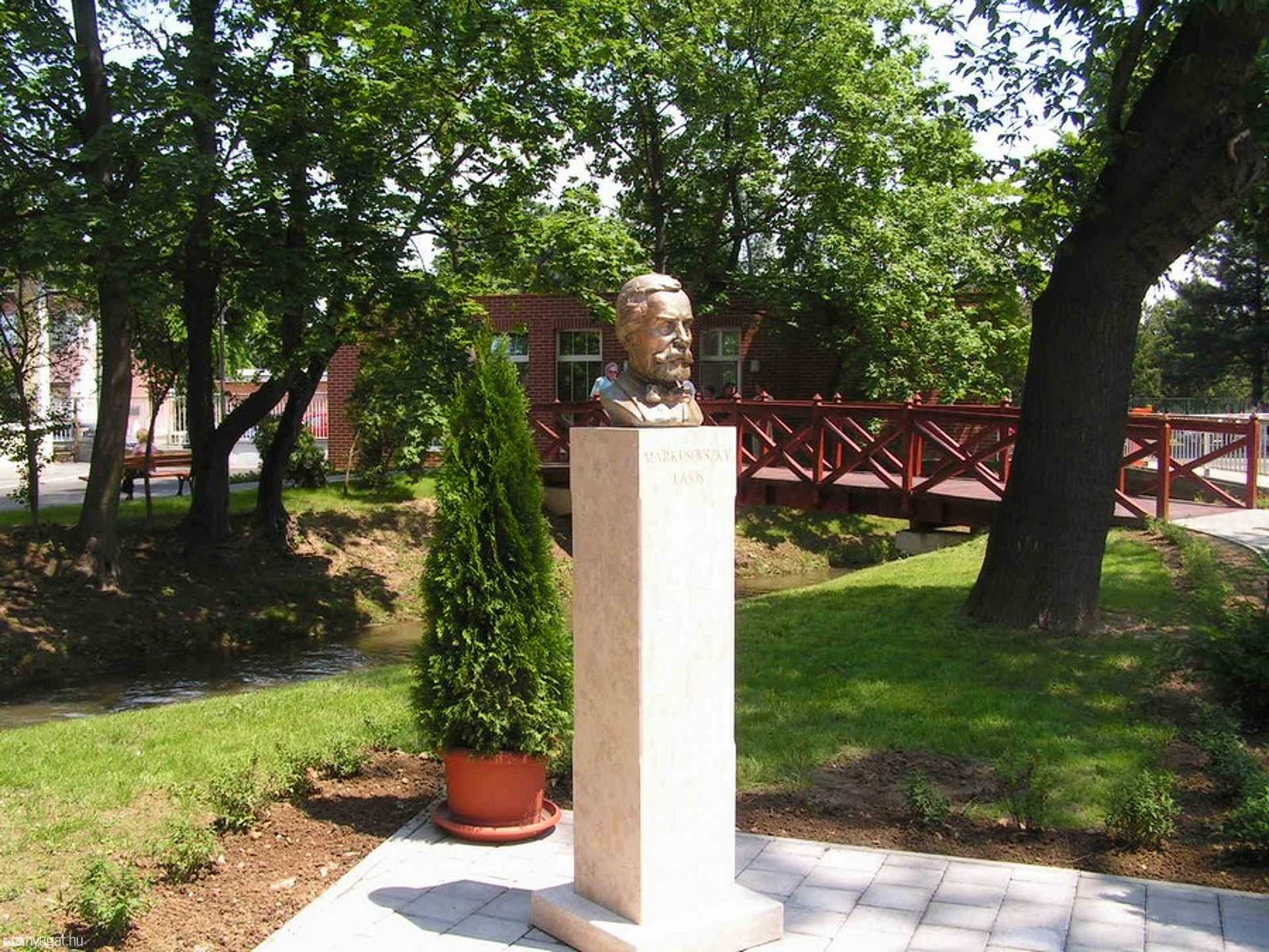 A névadó Markusovszky Lajos szobra a sürgősségi tömbnél
