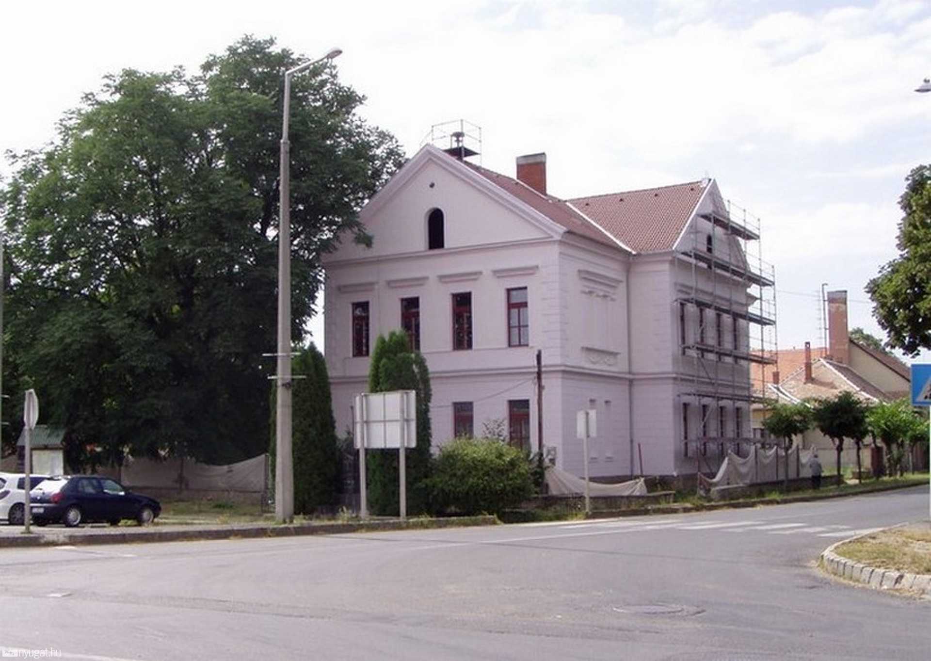 Csepregi fő tér felújítása