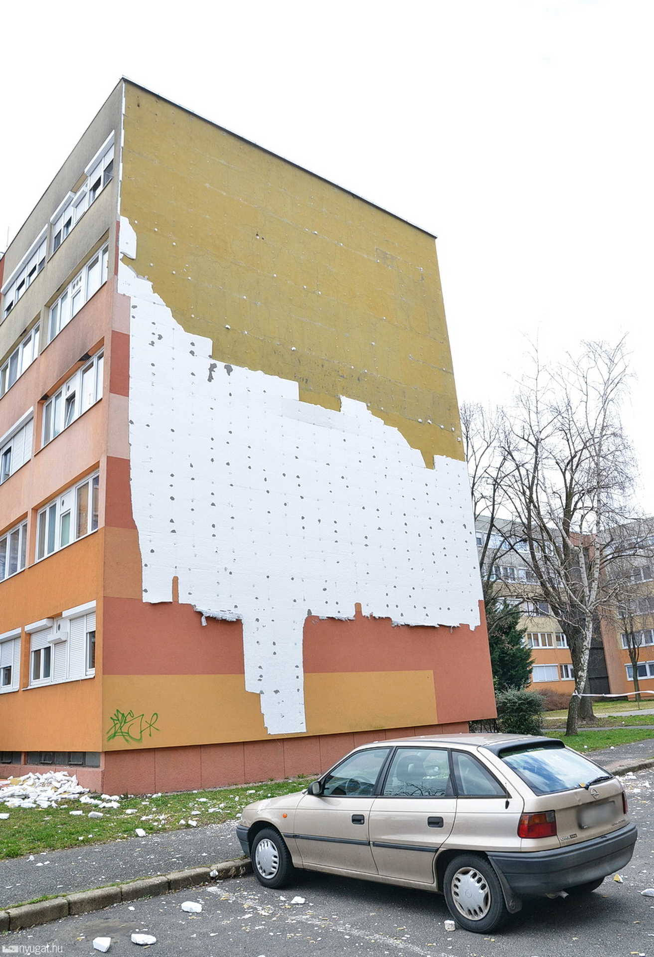 Letépte a szél egy társasház szigetelését a Krúdy utcában