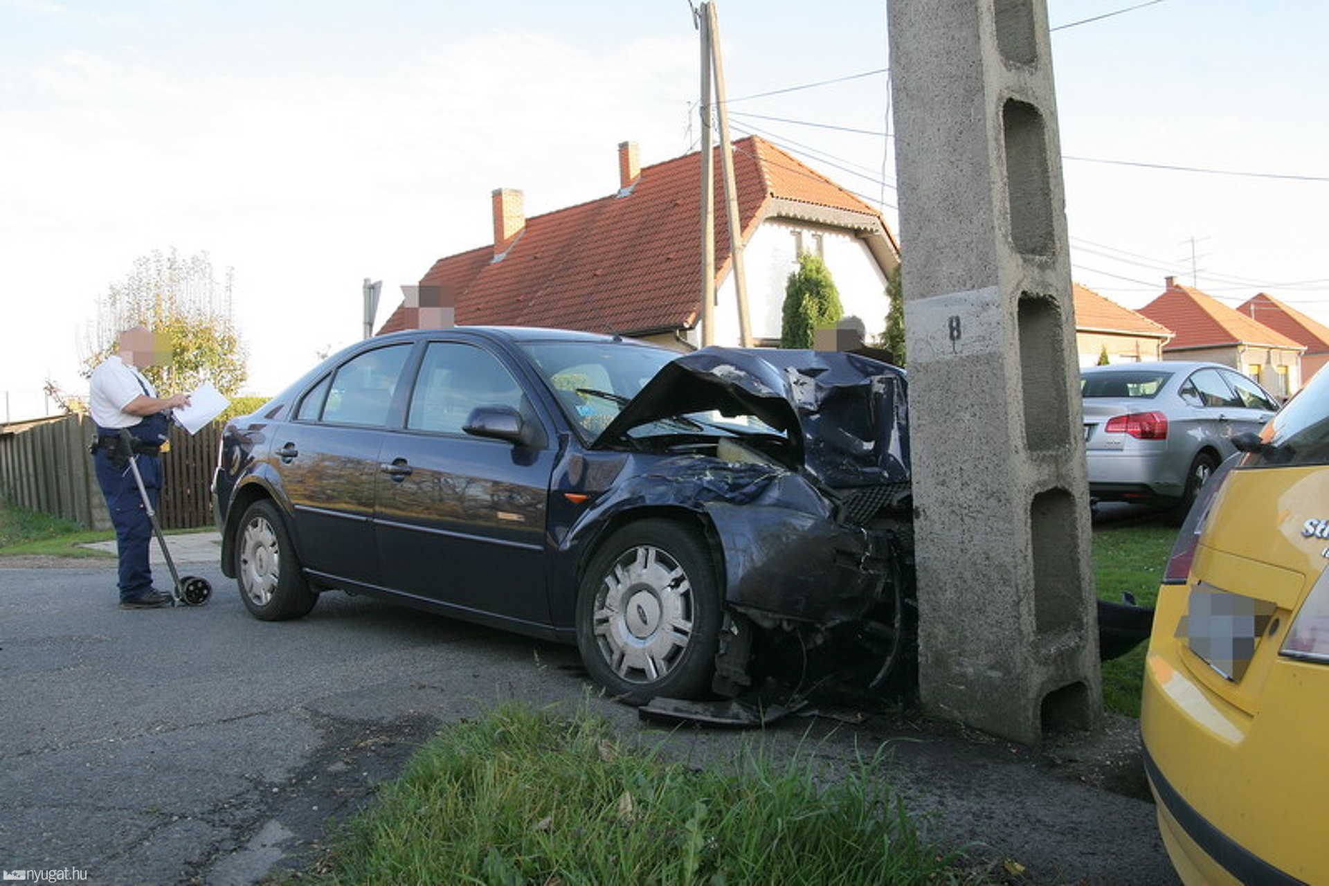 Képviselő karambolozott - Házfalnak ütközött a Fiat, villanyoszlopnak a Ford