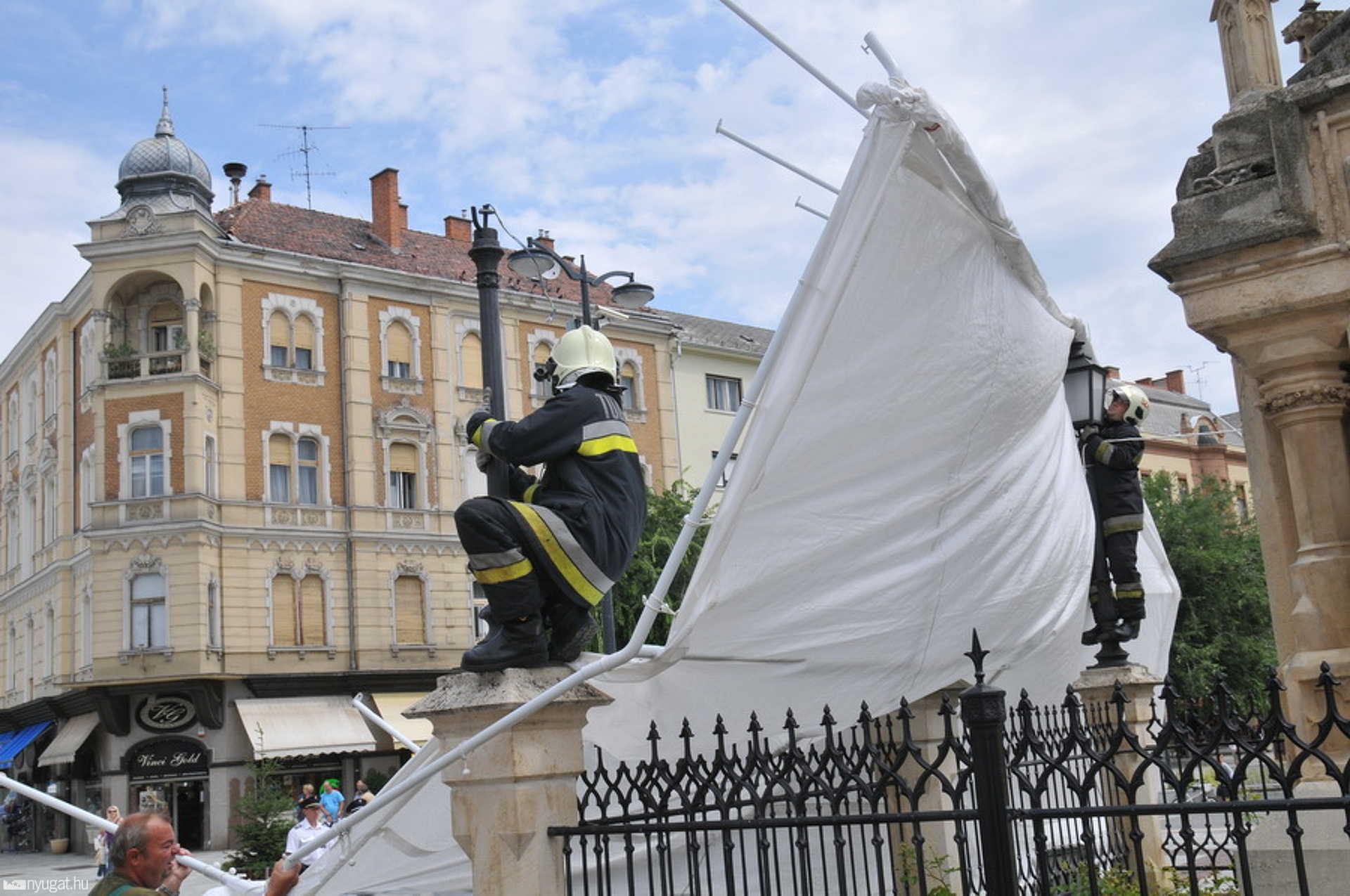 Elszabadult sátor rongálta meg a Szentháromság szobor kerítését Szombathelyen