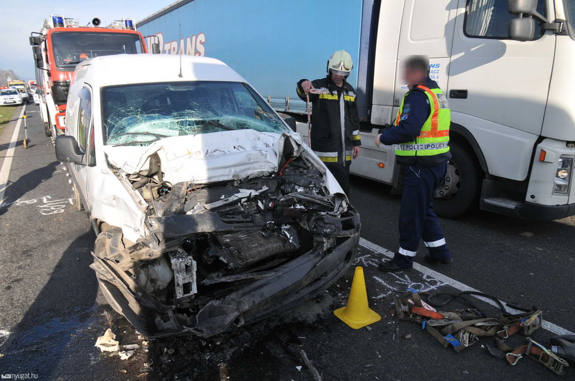 Álló kamionba rohant a Fiat a 86-oson, Balogunyomnál 
