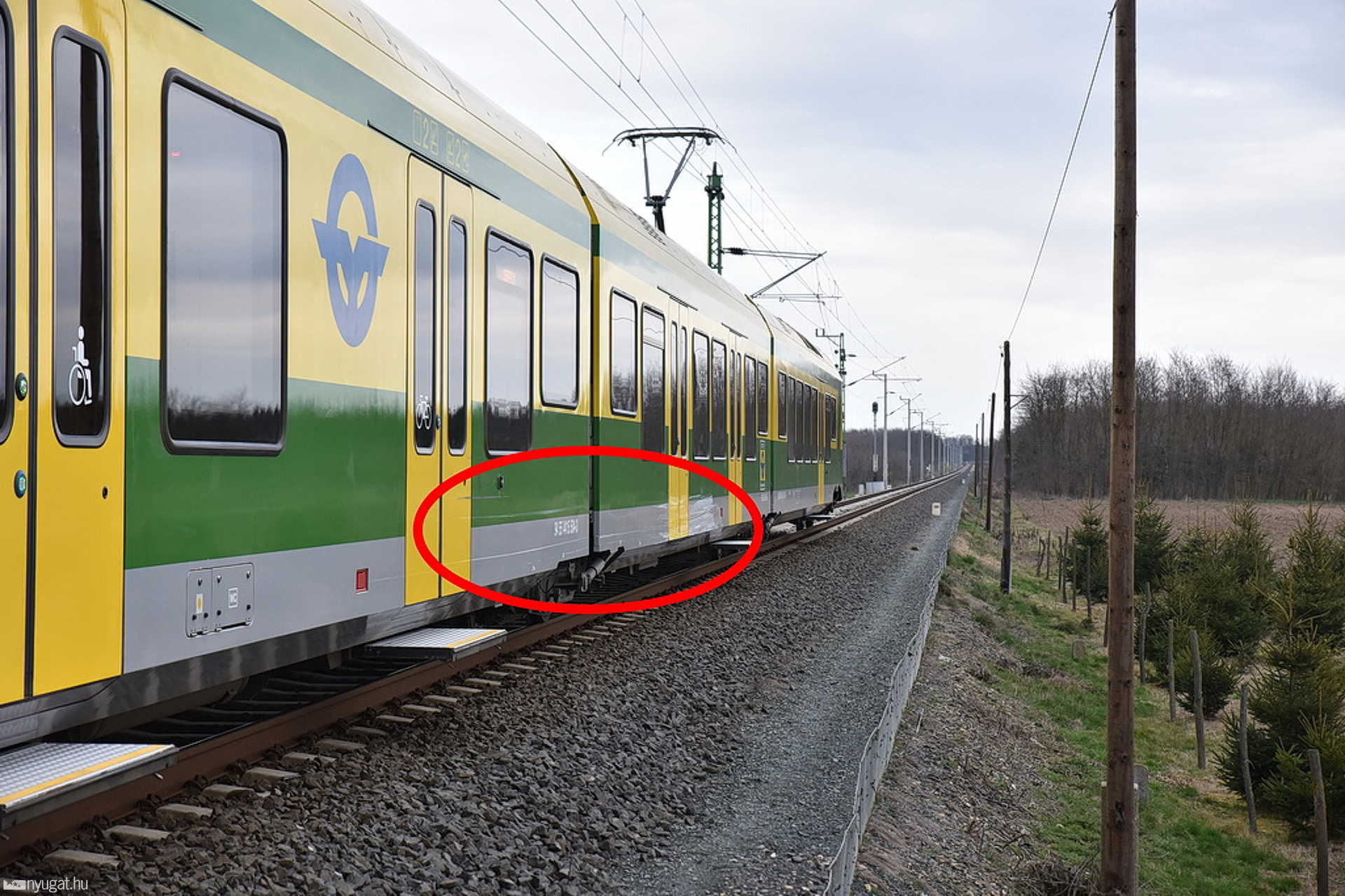 Vonatnak hajtott egy furgon