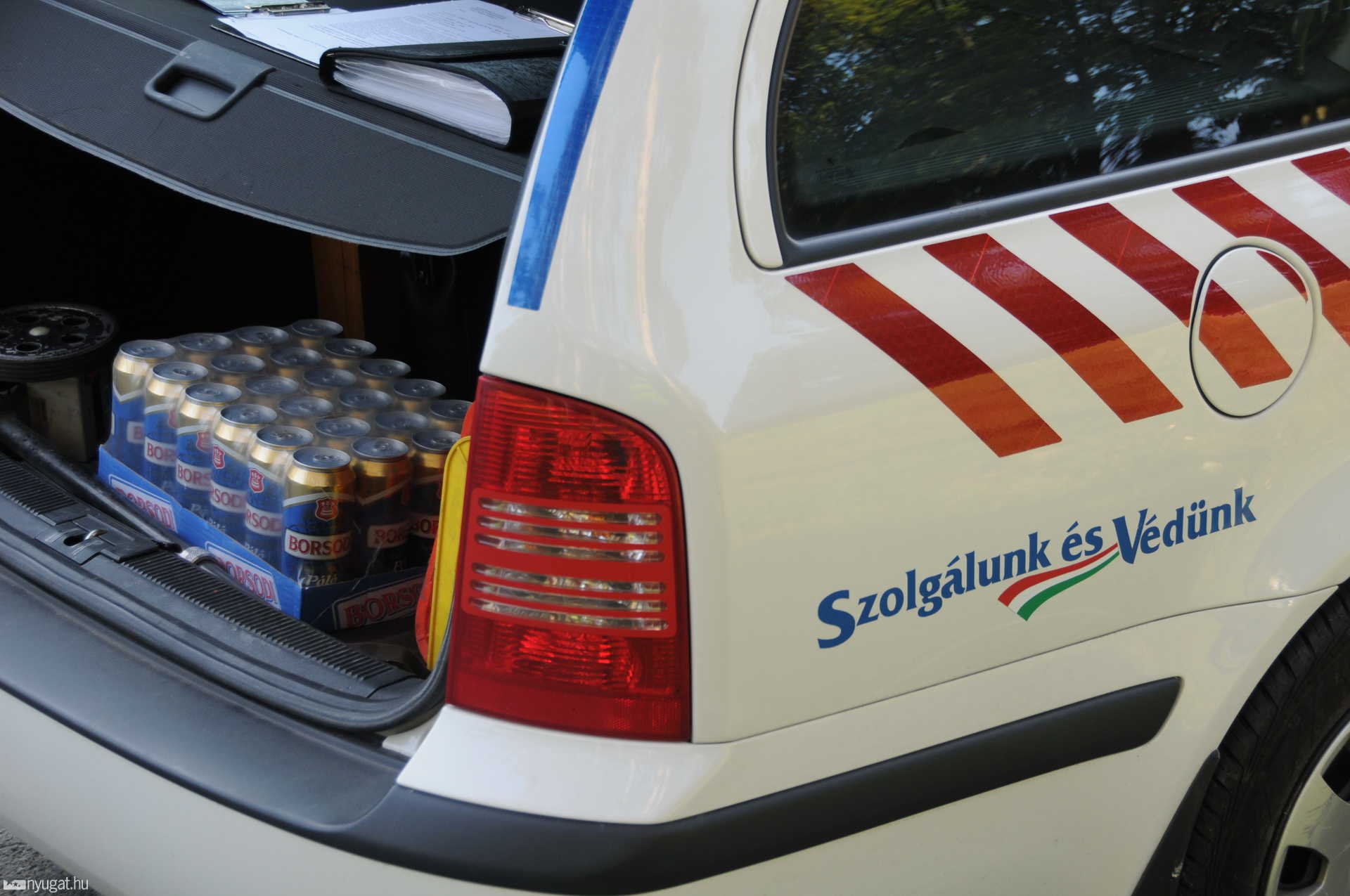 Alkoholmentes sört osztó rendőrök Szombathelyen