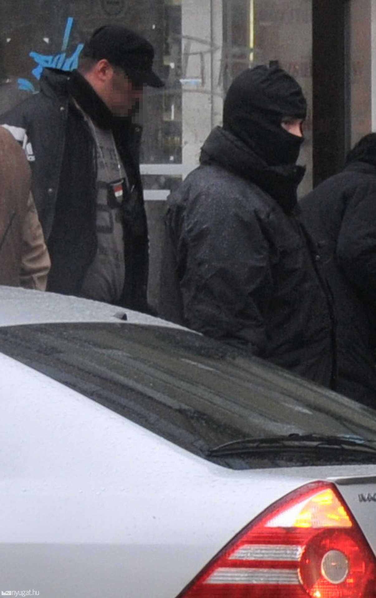 Rendőrjelvény lógott az elfogott férfi nyakában?