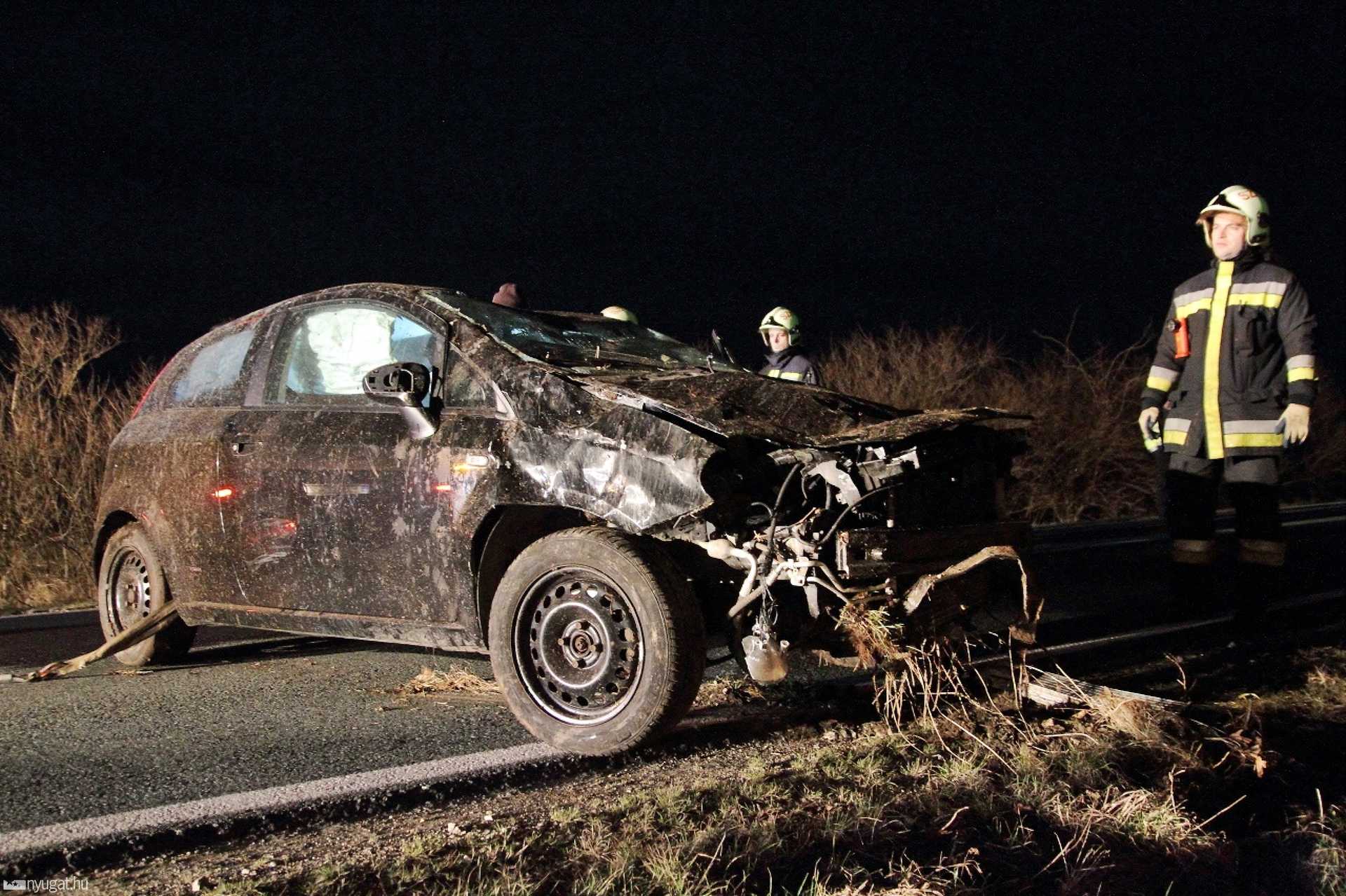 Felborult egy autó a 87-es úton Gencsapáti közelében