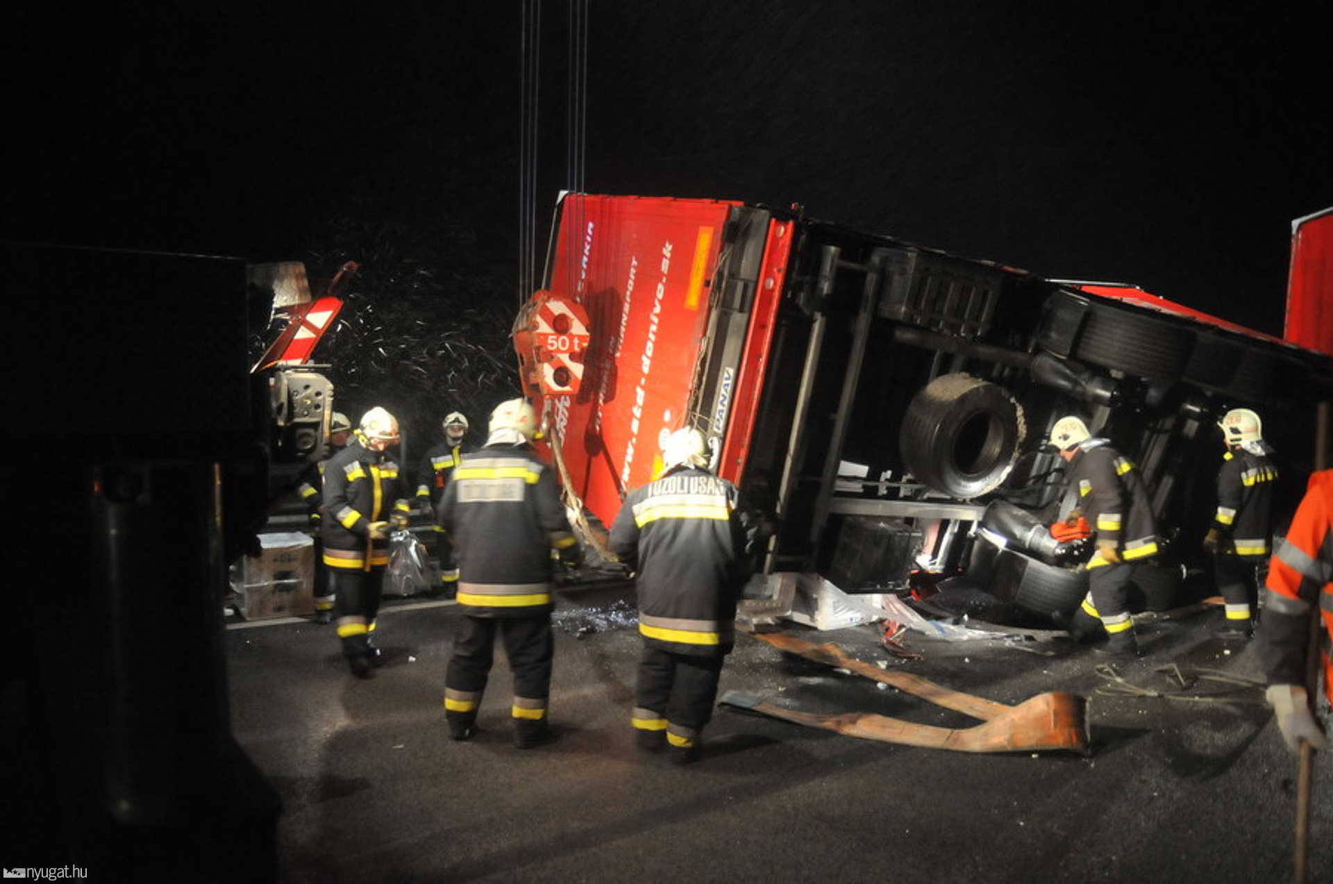 Szlovák kamiont borított fel a szél a 86-os úton, a váti elkerülőn