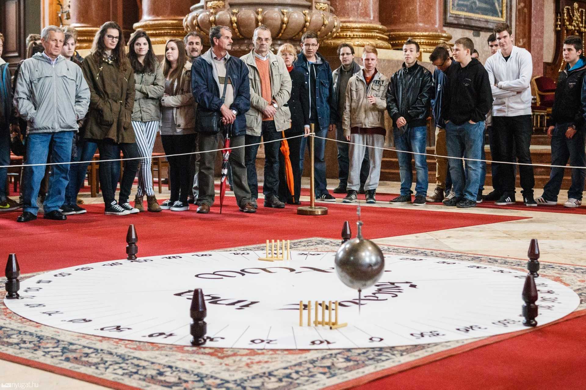 Focault-féle ingakísérlet a Székesegyházban