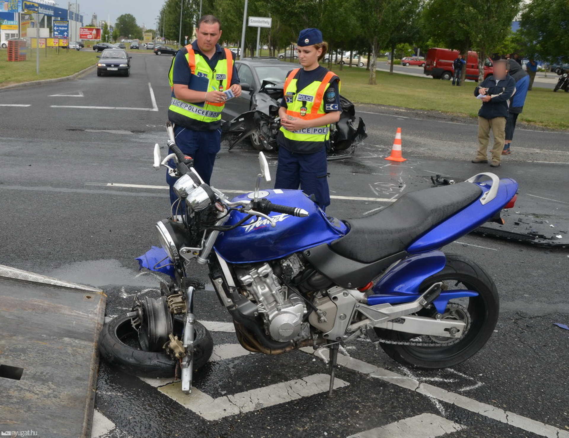 Motoros elé hajtott az autó Szombathely határában a 86-os főúton, a Tesco-nál