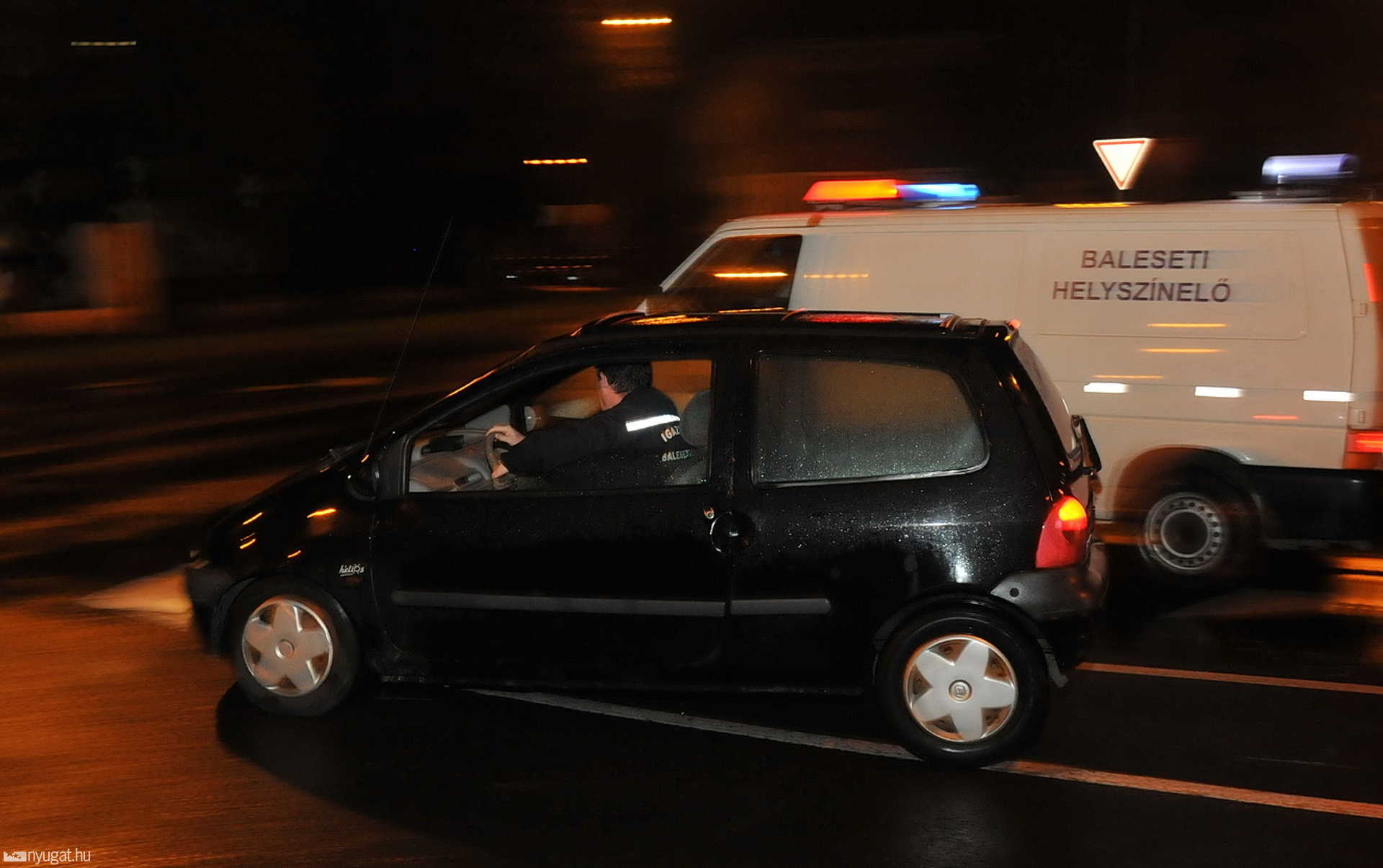 Fékpróbát végez az igazságügyi szakértő a nedves aszfalton