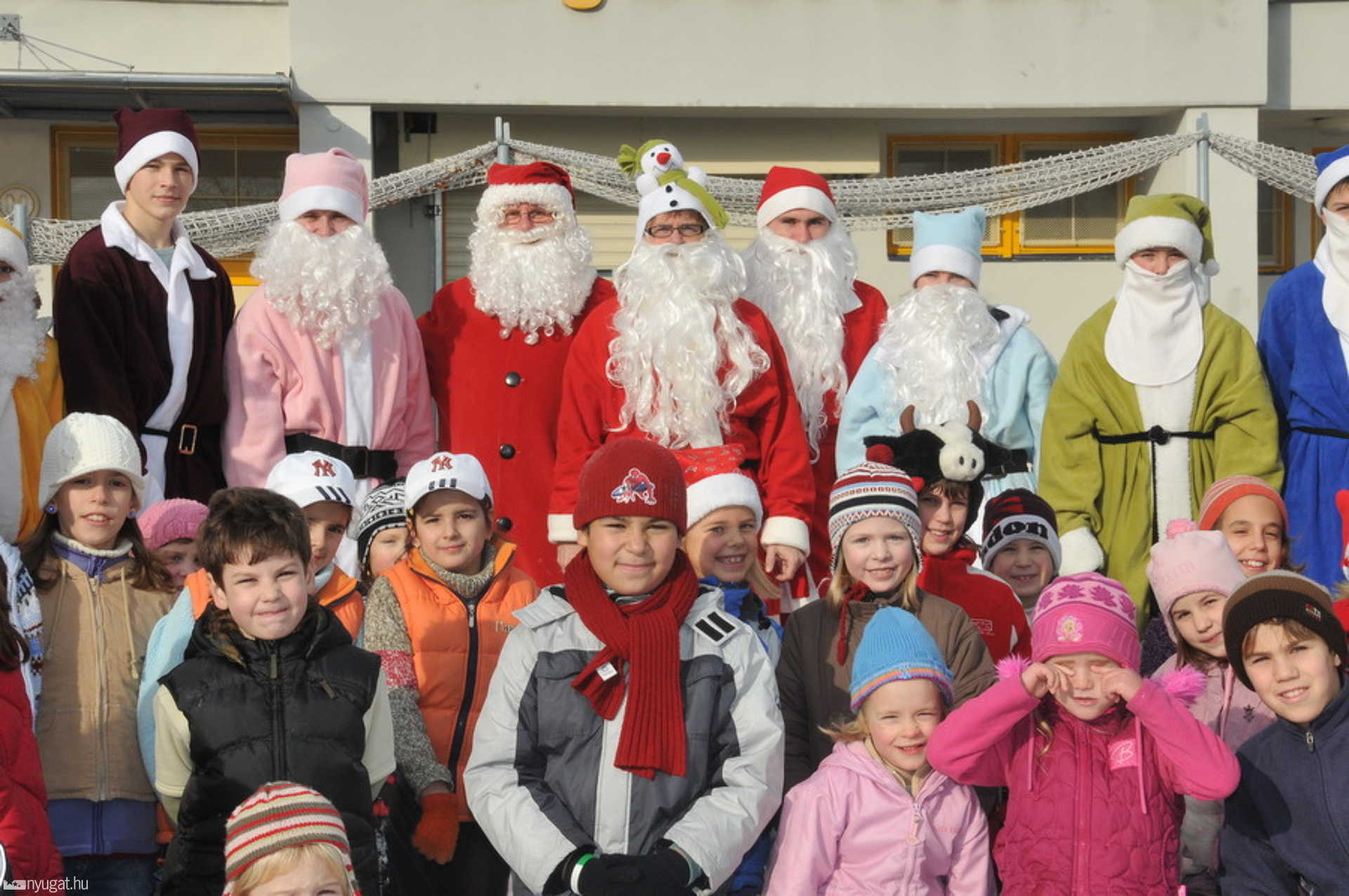 United Colors of Santa Claus - nemzetközi Mikulástalálkozó, színes fehérszakállúakkal