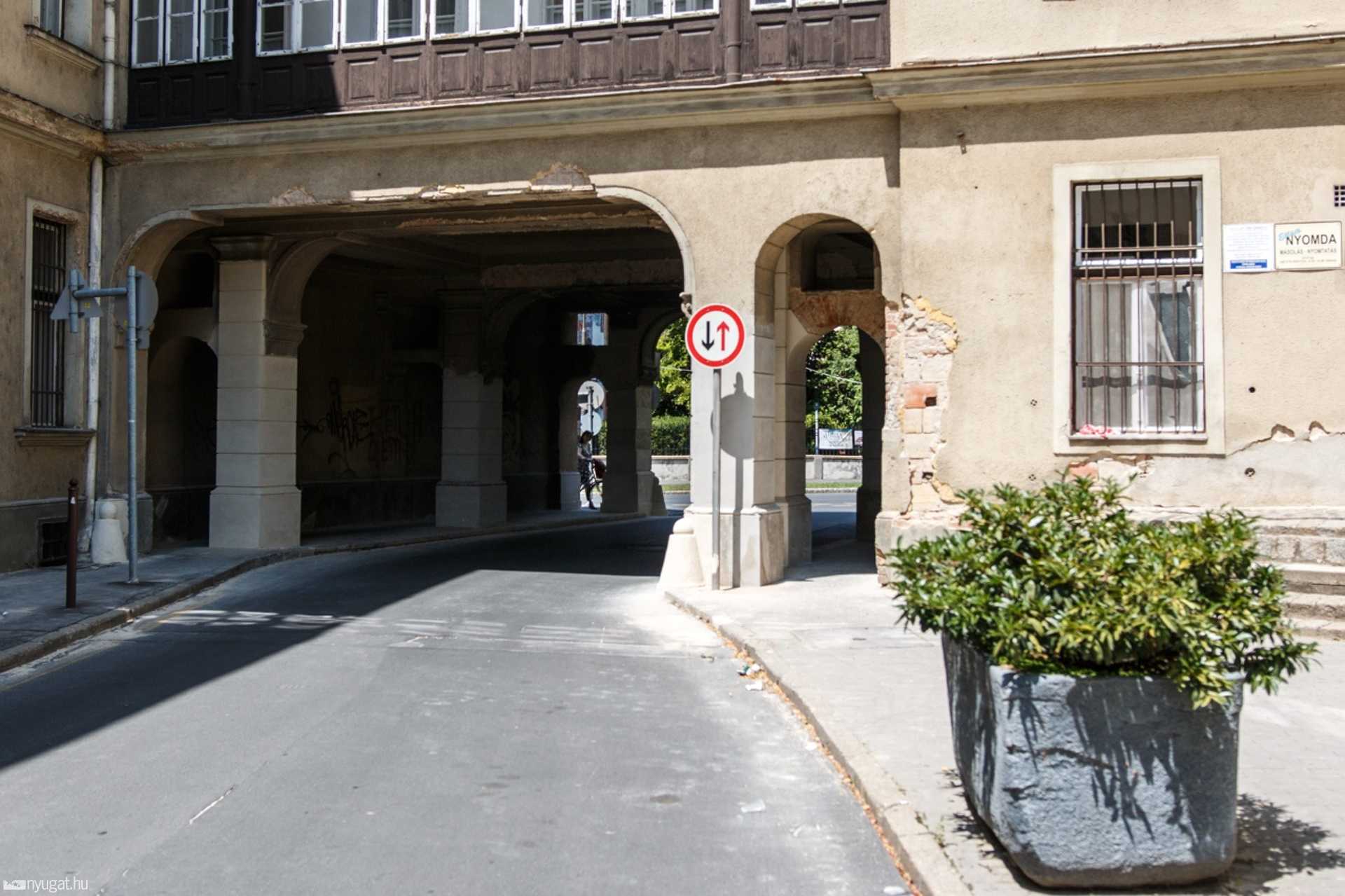 Átjáró a Megyeházánál
