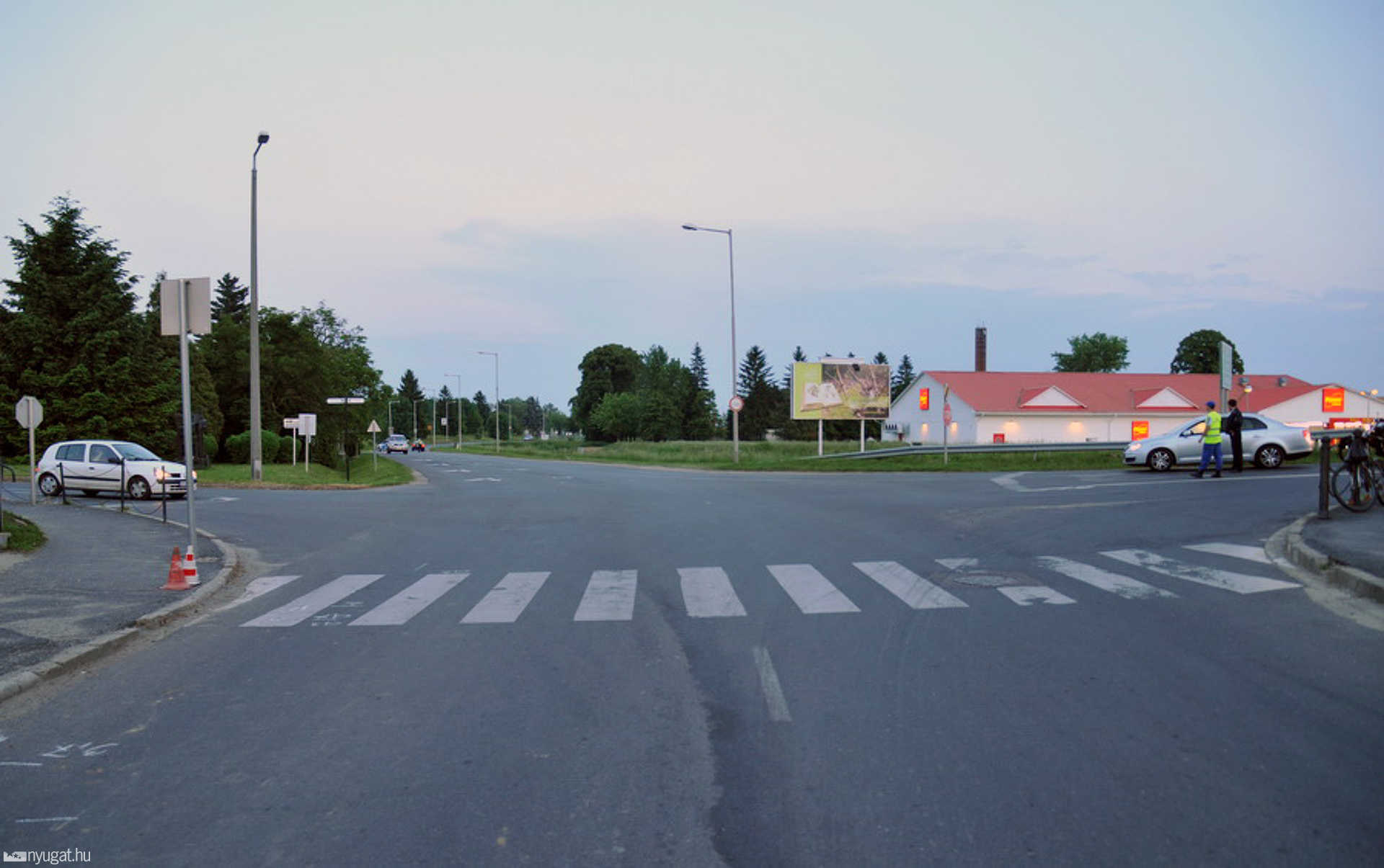 Jobbról kelt át a testvérpár - a zebra messziről látható (háttérben a Toyota)