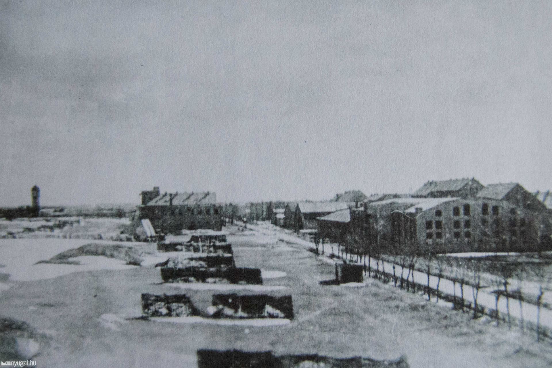 Felvétel a 200 fős Akadémia tetejéről. Baloldalt a vasbeton víztorony, jobbra a hangárok, 1943-44. telén