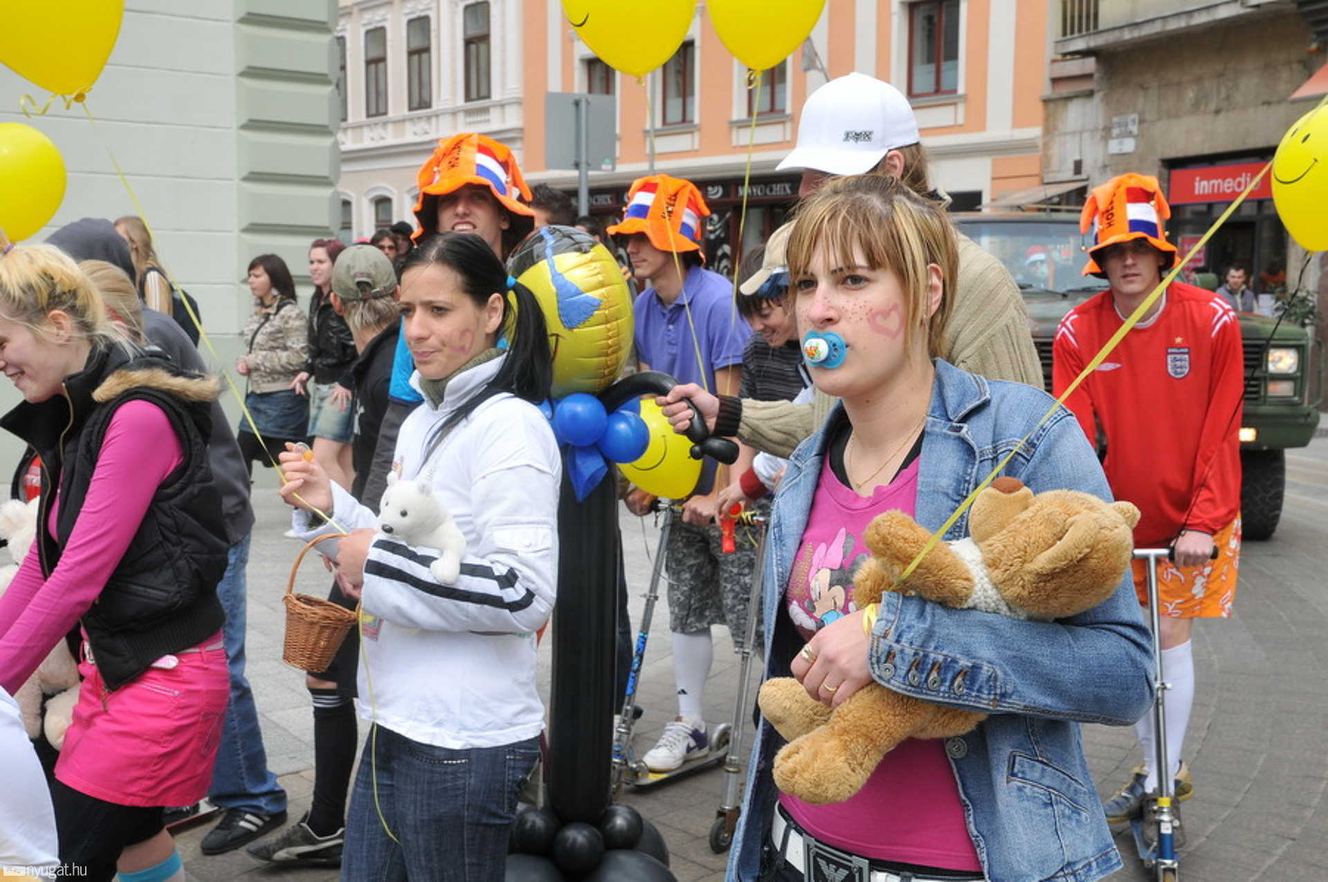 "Bolondballagás" a Savaria Közlekeddési Szakképző Iskolában, Szombathelyen. 2009.04.23.