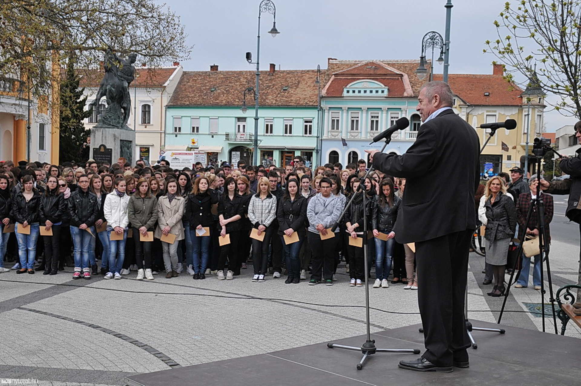 Ki viszi át a szerelmet - közös versmondás Sárváron