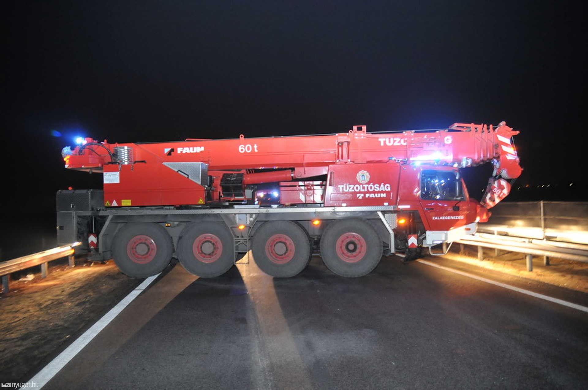 Egy daruskocsi szélességű a 86-os út ezen szakasza