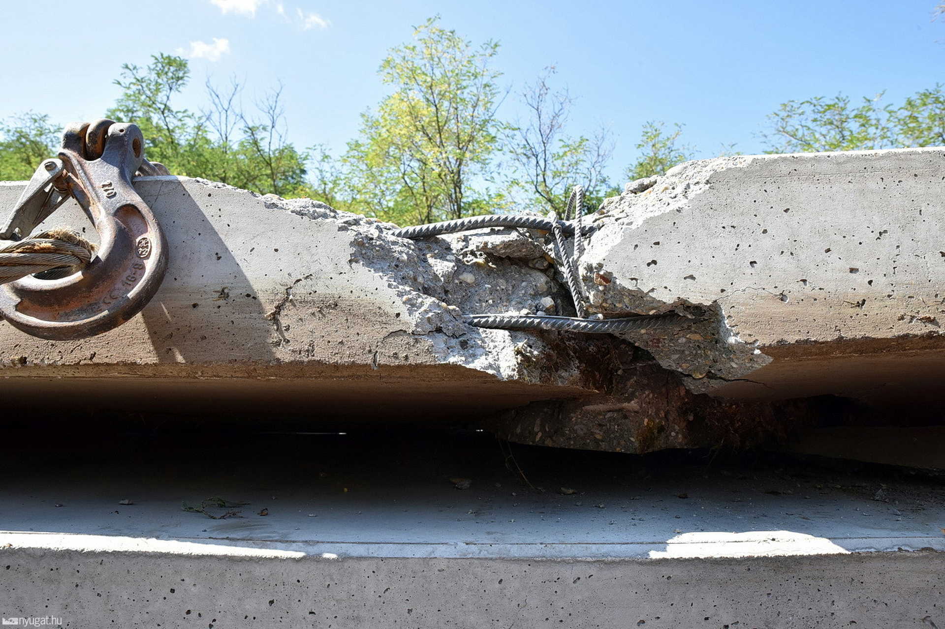 Betonlapok zuhantak a 87-esre Csempeszkopács közelében