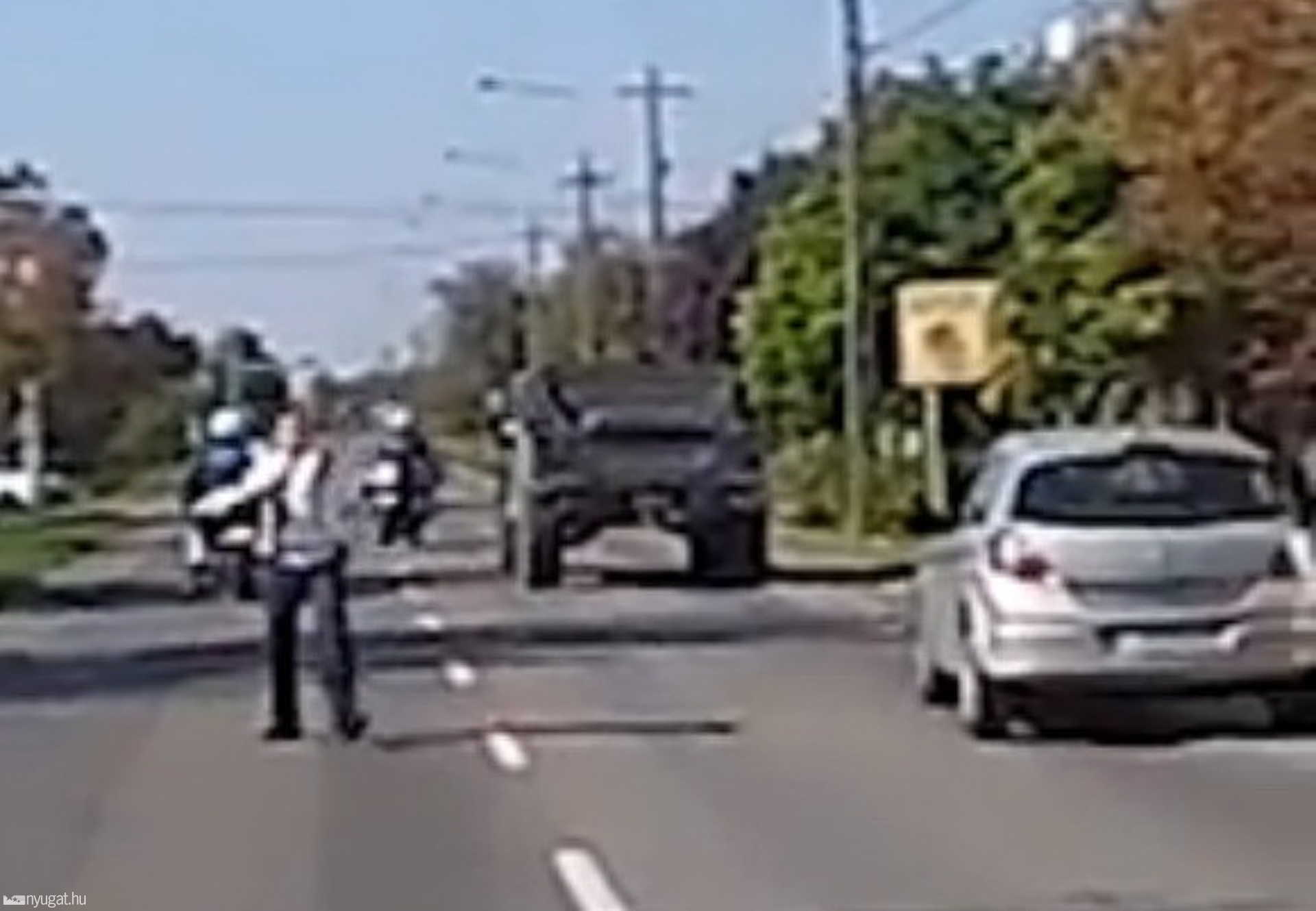 A rendőrmotoros a Hummer elé hajt