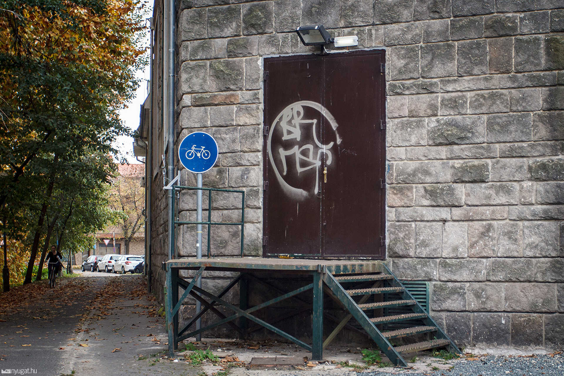 Graffitik a Sportház hátulján