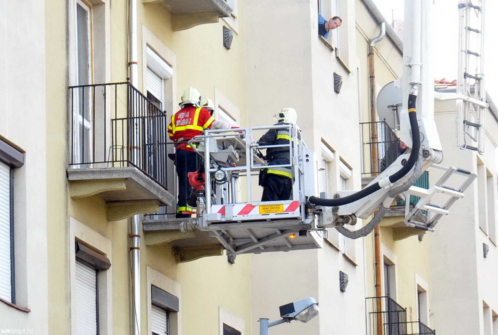 Kosárra rögzített hordággyal mentettek a tűzoltók Szombathelyen