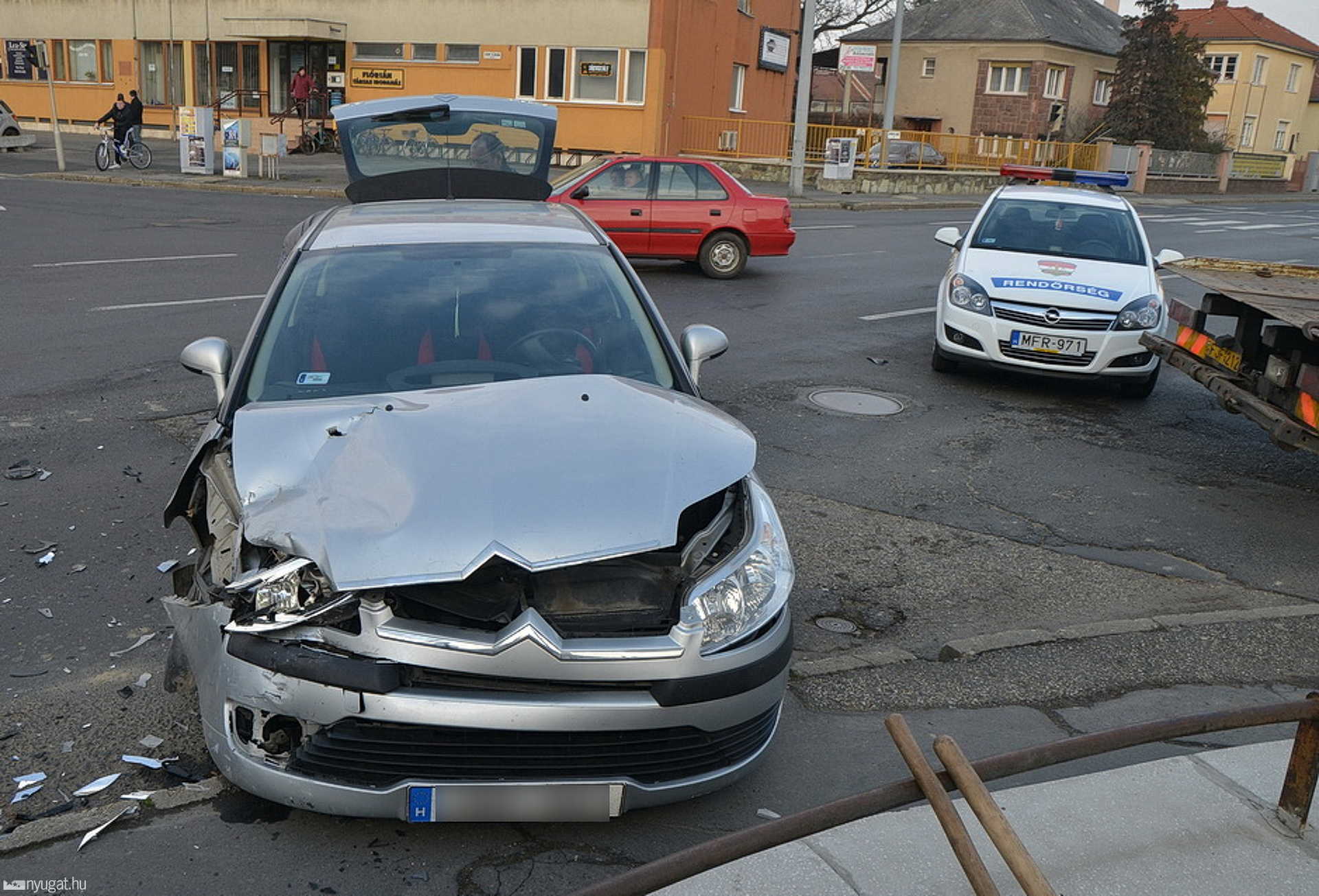 Piros lámpánál áthajtó Citroen ütközött Renaulttal Szombathelyen