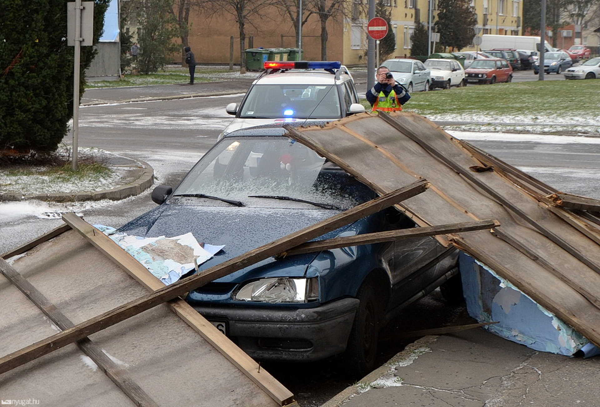 Reklámtáblát szabott le a viharos szél Szombathelyen