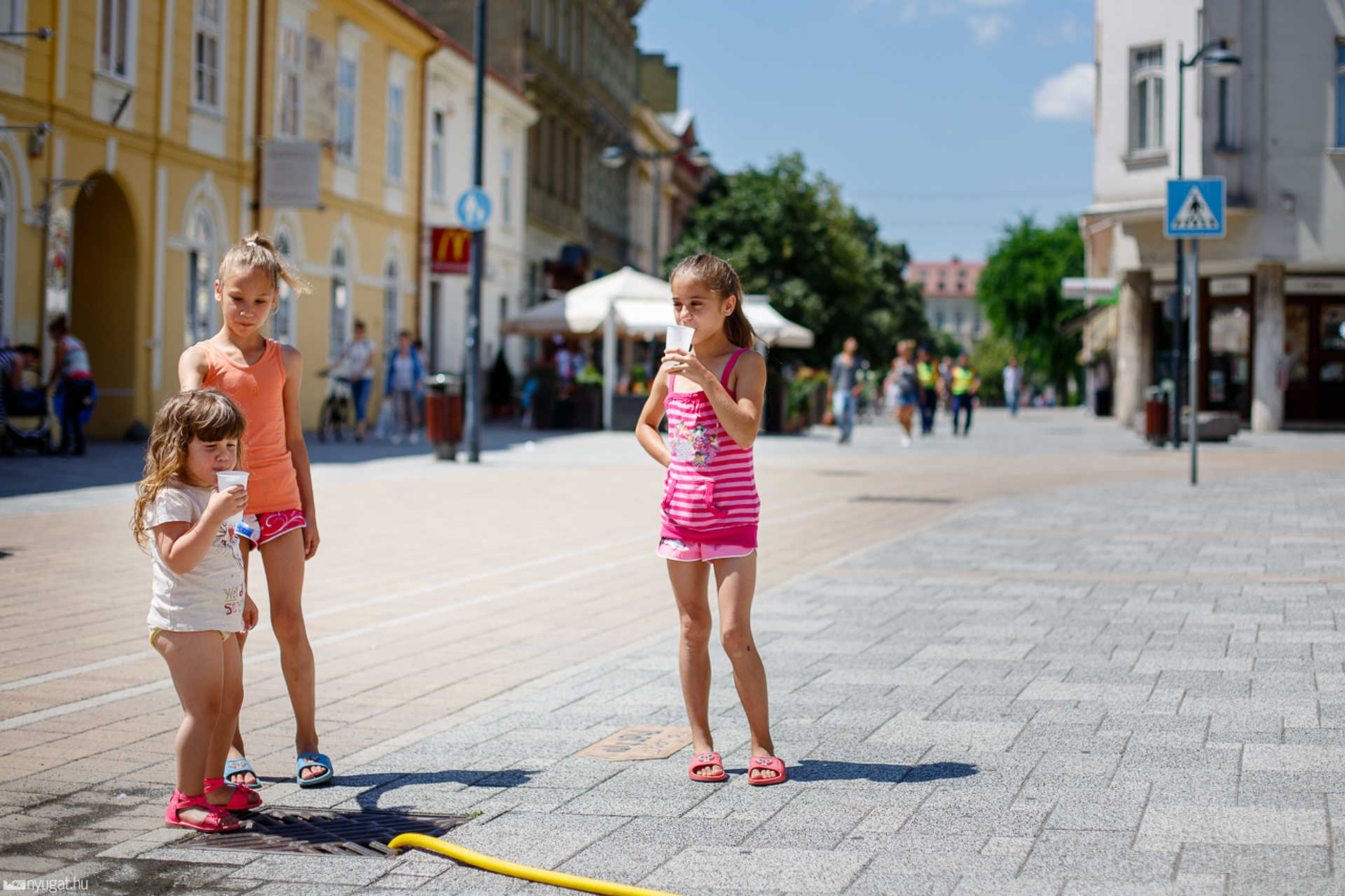 Vizet osztanak a Savaria téren